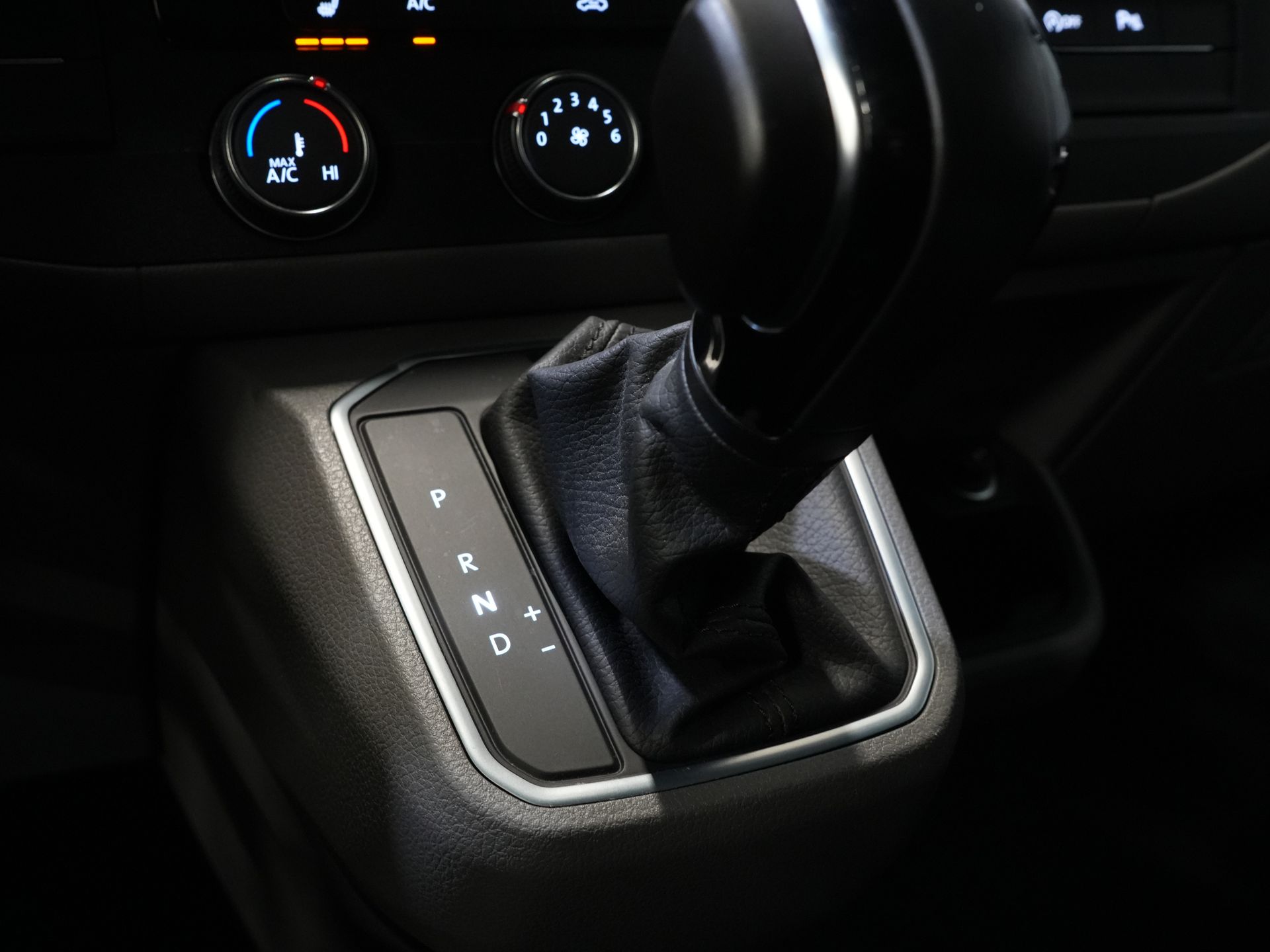 Volkswagen Transporter Furgon T6.1 2.0 TDI 150 KM DSG Aut. L2 DC Podwójna kabina 6 os./ LED/ Skóra/ Bilstein/ Alpine/ 20'' LMV/ Glasslook/ Alarm III/ Carplay/