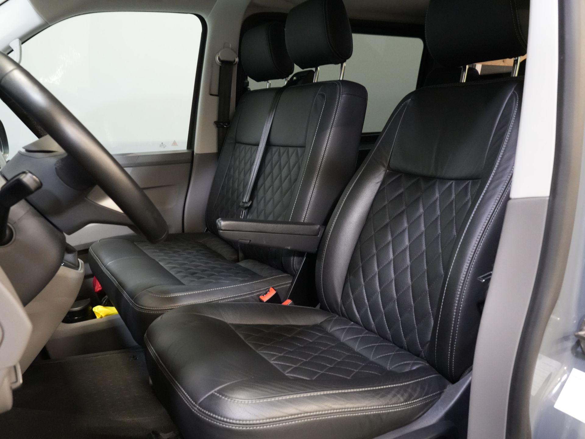 Volkswagen Transporter Furgon T6.1 2.0 TDI 150 KM DSG Aut. L2 DC Podwójna kabina 6 os./ LED/ Skóra/ Bilstein/ Alpine/ 20'' LMV/ Glasslook/ Alarm III/ Carplay/