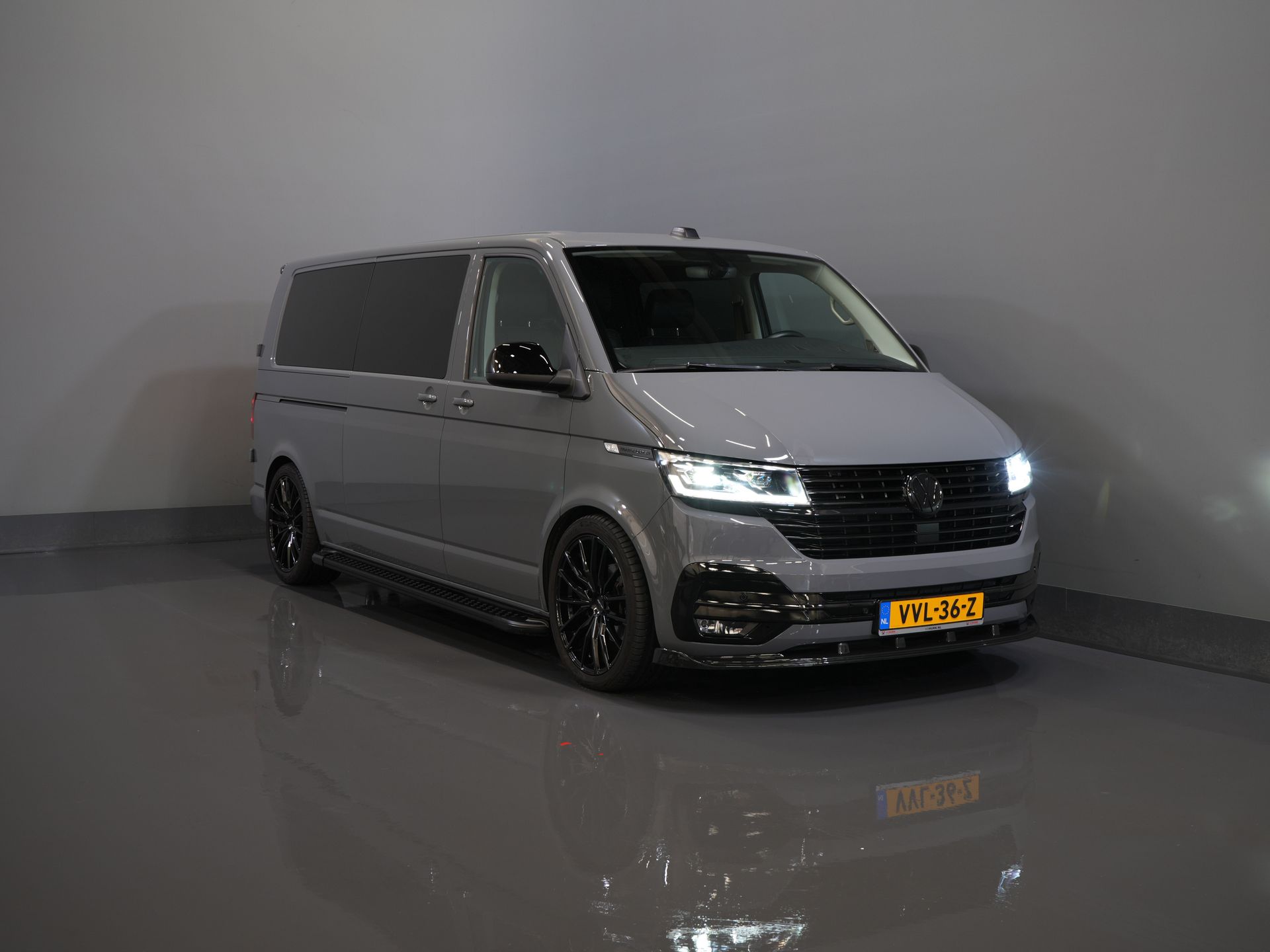 Volkswagen Transporter Furgon T6.1 2.0 TDI 150 KM DSG Aut. L2 DC Podwójna kabina 6 os./ LED/ Skóra/ Bilstein/ Alpine/ 20'' LMV/ Glasslook/ Alarm III/ Carplay/