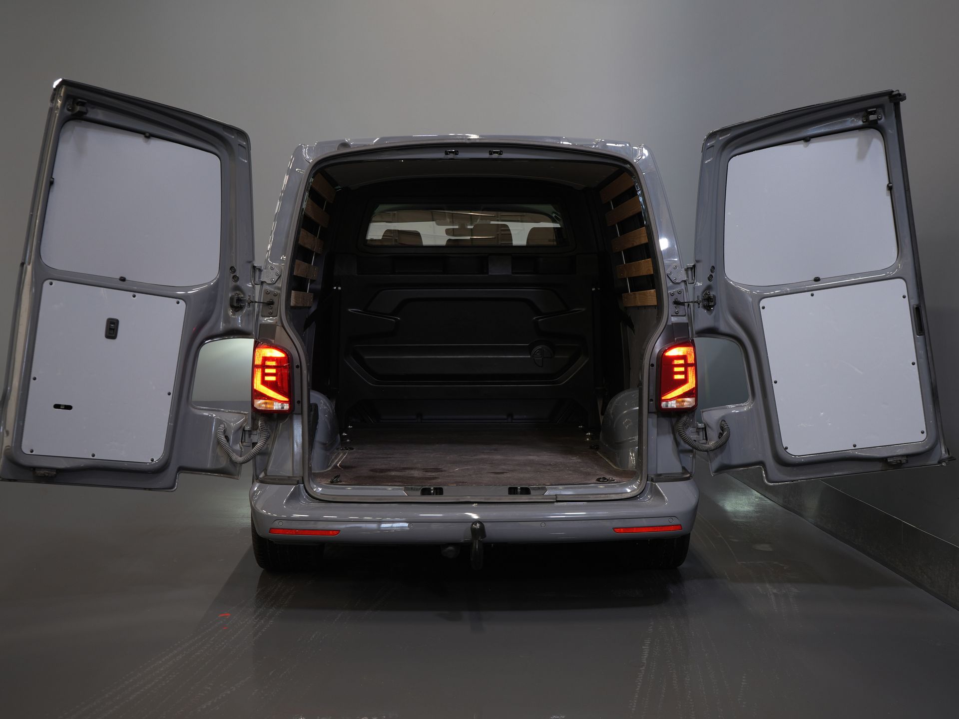 Volkswagen Transporter Furgon T6.1 2.0 TDI 150 KM DSG Aut. L2 DC Podwójna kabina 6 os./ LED/ Skóra/ Bilstein/ Alpine/ 20'' LMV/ Glasslook/ Alarm III/ Carplay/