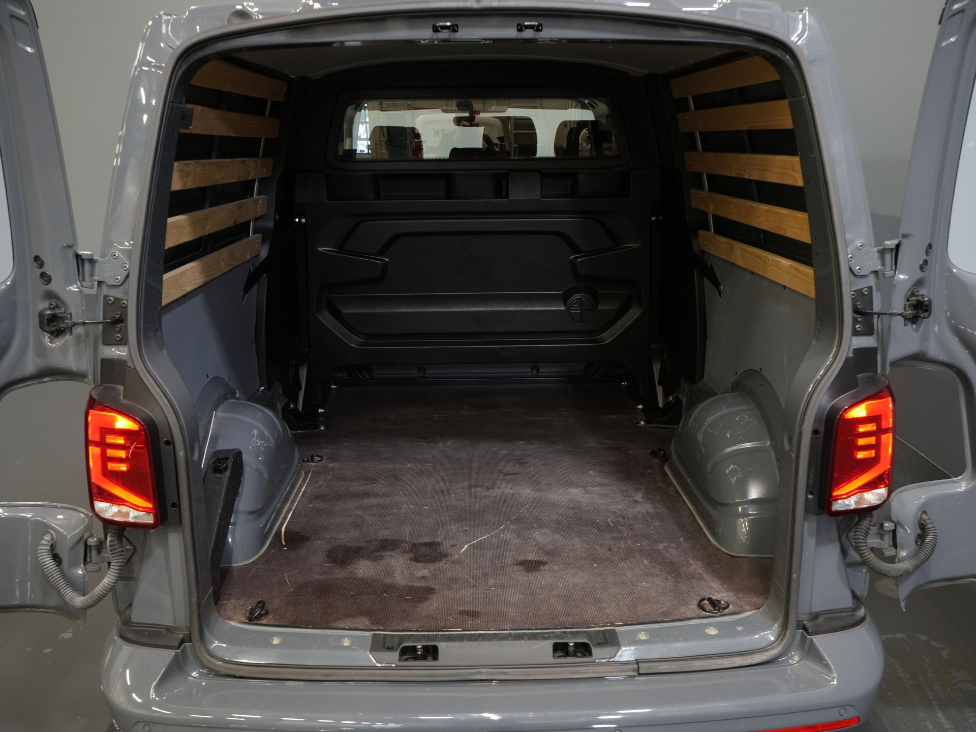 Volkswagen Transporter Furgon T6.1 2.0 TDI 150 KM DSG Aut. L2 DC Podwójna kabina 6 os./ LED/ Skóra/ Bilstein/ Alpine/ 20'' LMV/ Glasslook/ Alarm III/ Carplay/