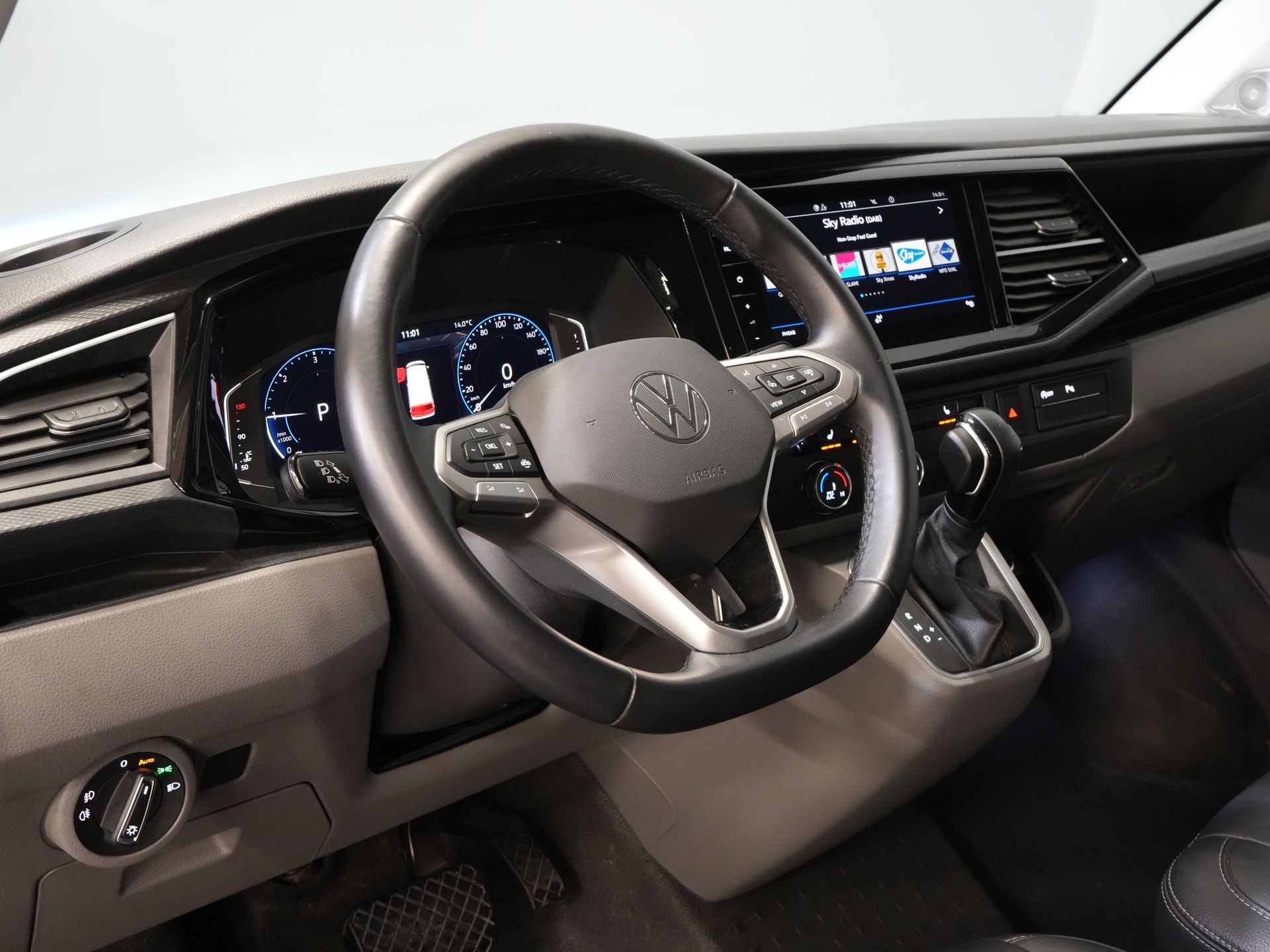 Volkswagen Transporter Furgon T6.1 2.0 TDI 150 KM DSG Aut. L2 DC Podwójna kabina 6 os./ LED/ Skóra/ Bilstein/ Alpine/ 20'' LMV/ Glasslook/ Alarm III/ Carplay/