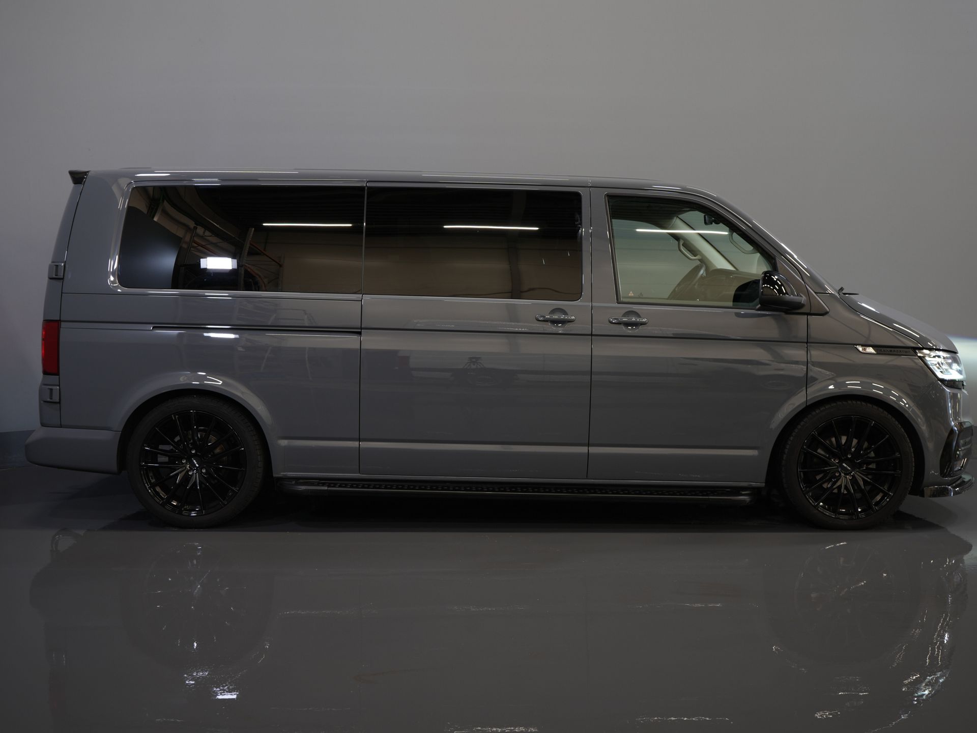 Volkswagen Transporter Furgon T6.1 2.0 TDI 150 KM DSG Aut. L2 DC Podwójna kabina 6 os./ LED/ Skóra/ Bilstein/ Alpine/ 20'' LMV/ Glasslook/ Alarm III/ Carplay/