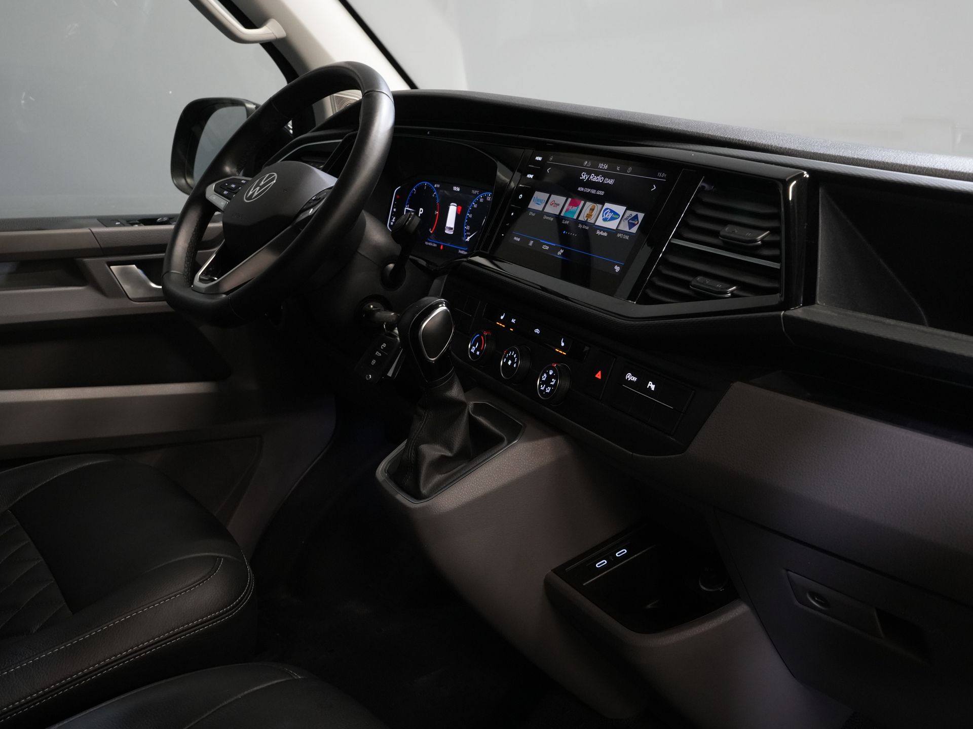 Volkswagen Transporter Furgon T6.1 2.0 TDI 150 KM DSG Aut. L2 DC Podwójna kabina 6 os./ LED/ Skóra/ Bilstein/ Alpine/ 20'' LMV/ Glasslook/ Alarm III/ Carplay/