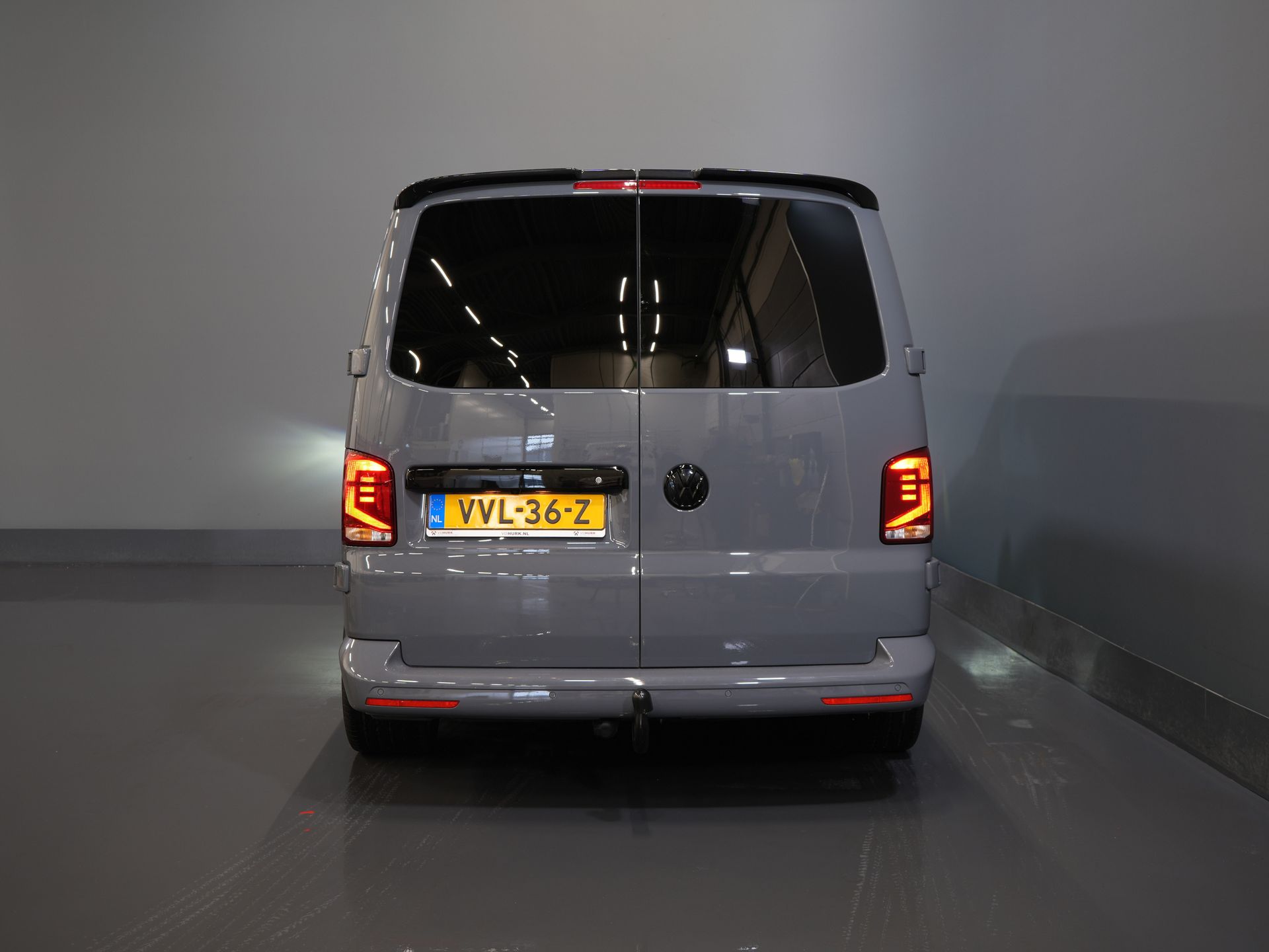 Volkswagen Transporter Furgon T6.1 2.0 TDI 150 KM DSG Aut. L2 DC Podwójna kabina 6 os./ LED/ Skóra/ Bilstein/ Alpine/ 20'' LMV/ Glasslook/ Alarm III/ Carplay/