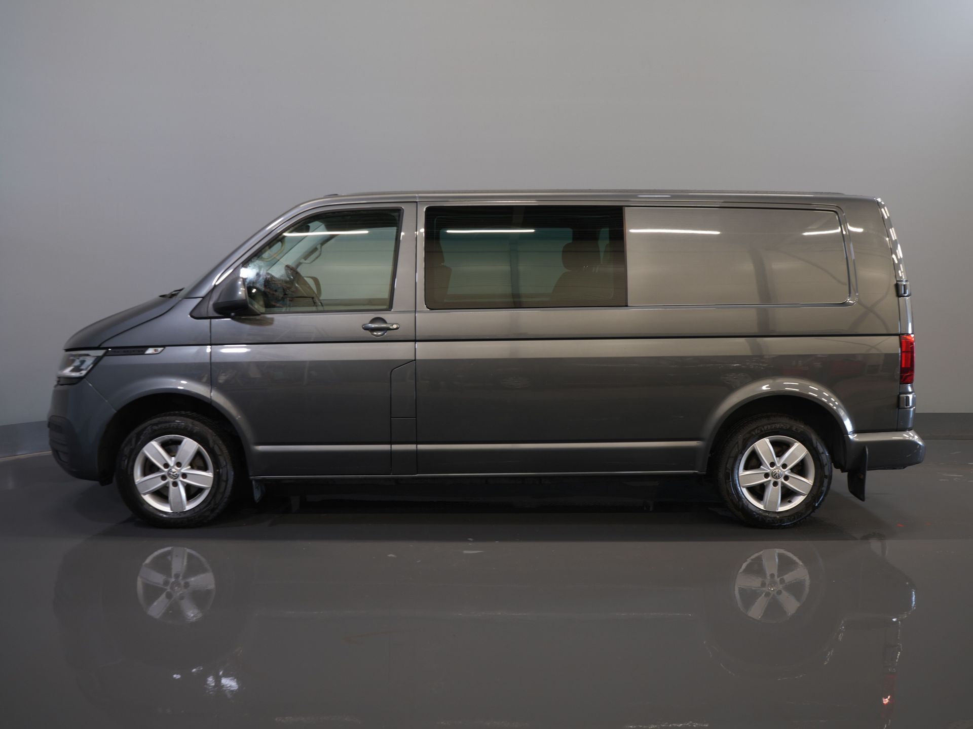 Volkswagen Transporter Van 2.0 TDI 150 к.с. DSG Aut. L2 DC Double Cab LED/ Adapt.Cruise/ Підігрів підставки/ Підігрів сидінь/ Carplay/ Камера/ PDC/ LMV/ Фаркоп/ Air