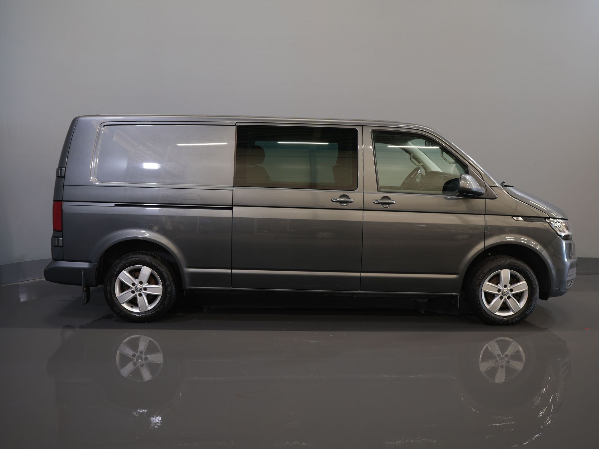 Volkswagen Transporter Van 2.0 TDI 150 к.с. DSG Aut. L2 DC Double Cab LED/ Adapt.Cruise/ Підігрів підставки/ Підігрів сидінь/ Carplay/ Камера/ PDC/ LMV/ Фаркоп/ Air