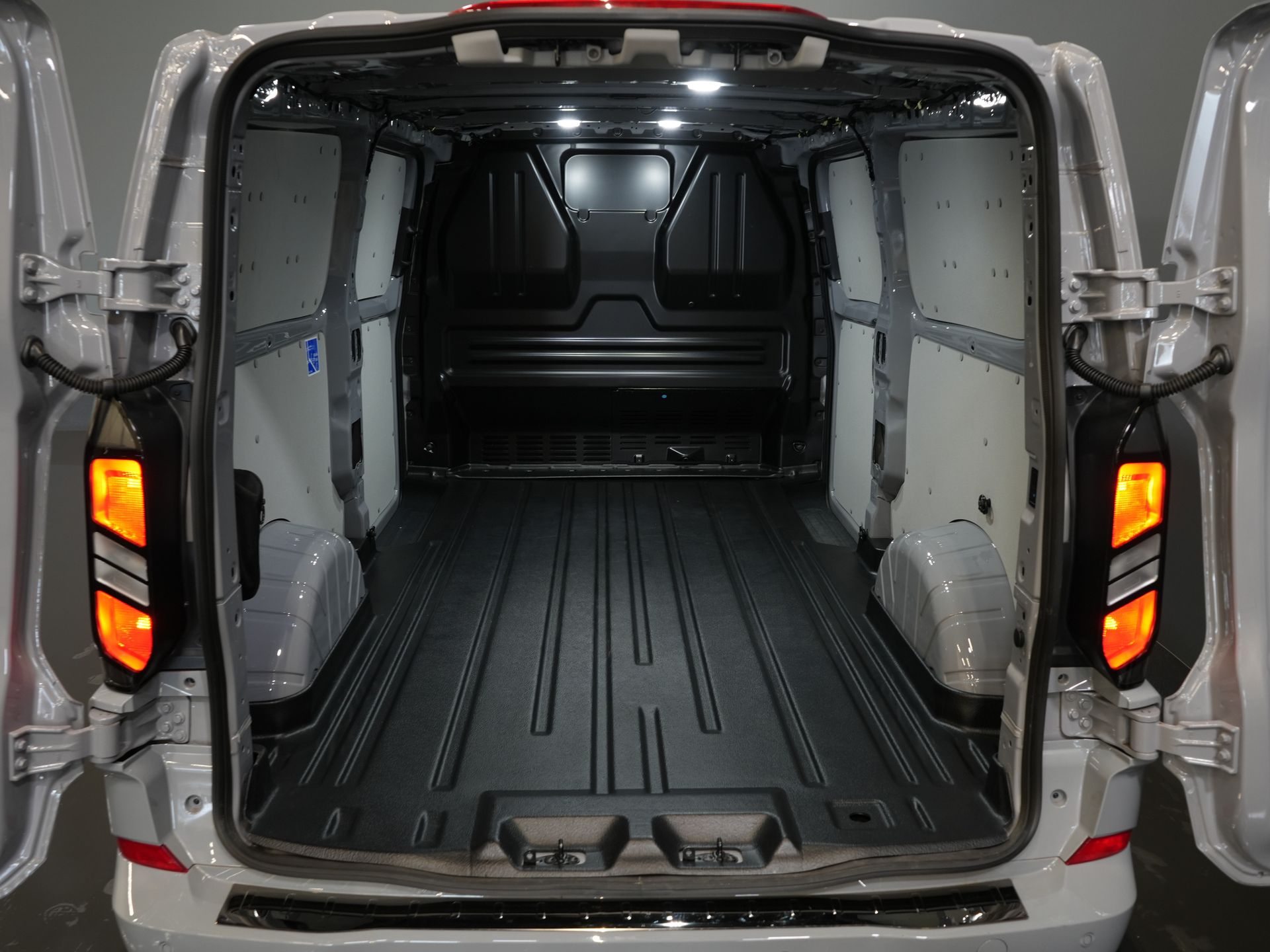 Ford Transit Custom Bestelbus 2.0 TDCI 150 pk L2 Limited BPM VRIJ! (DEMO) Garantie tot 9-29'/ LED/ 2x Schuifdeur/ Stoelverw./ Carplay/ Camera/ PDC/ LMV/ Cruis