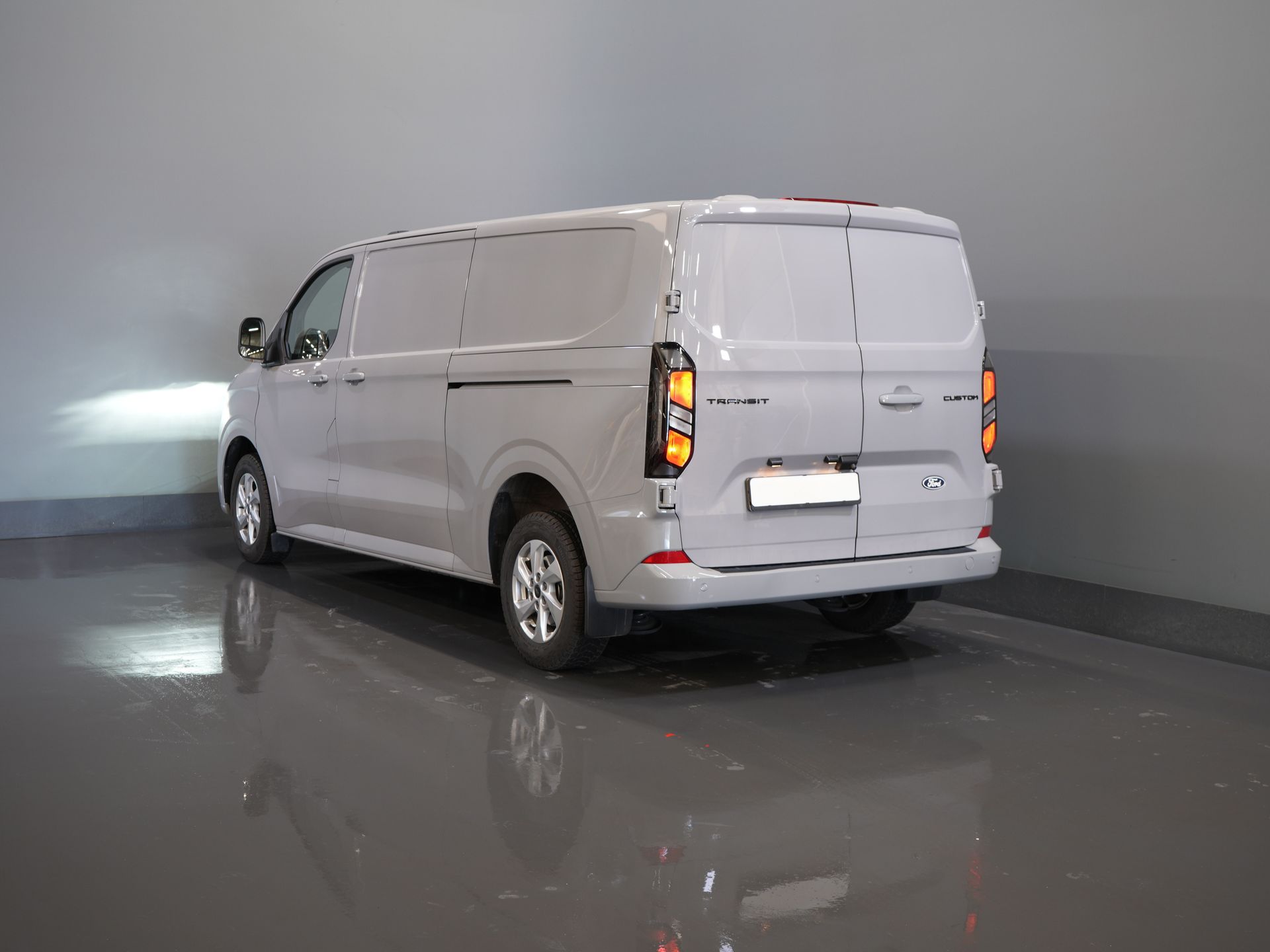 Ford Transit Custom Bestelbus 2.0 TDCI 150 pk L2 Limited BPM VRIJ! (DEMO) Garantie tot 9-29'/ LED/ 2x Schuifdeur/ Stoelverw./ Carplay/ Camera/ PDC/ LMV/ Cruis