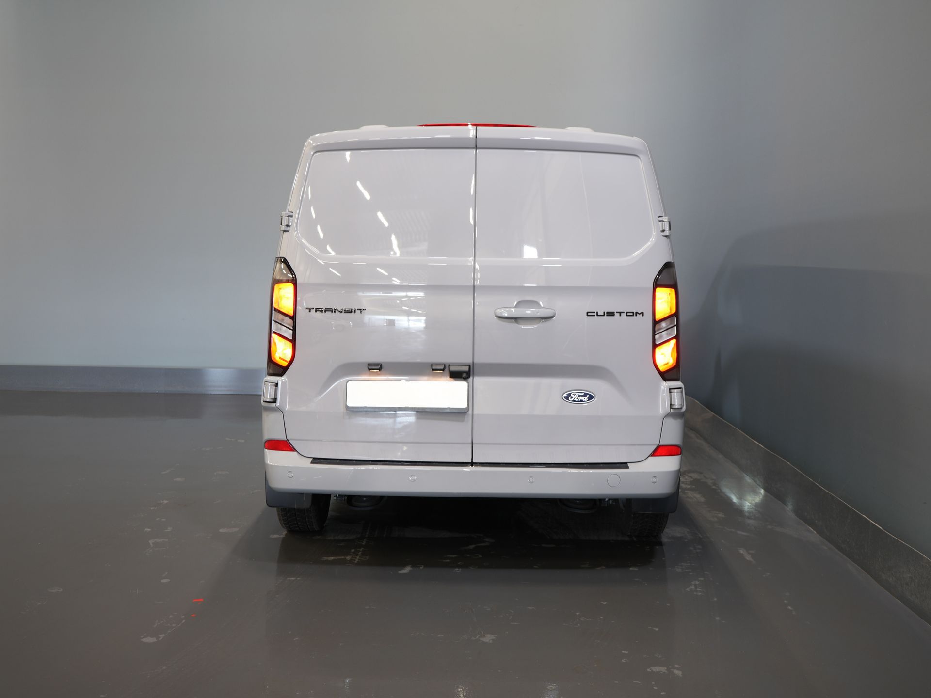 Ford Transit Custom Bestelbus 2.0 TDCI 150 pk L2 Limited BPM VRIJ! (DEMO) Garantie tot 9-29'/ LED/ 2x Schuifdeur/ Stoelverw./ Carplay/ Camera/ PDC/ LMV/ Cruis