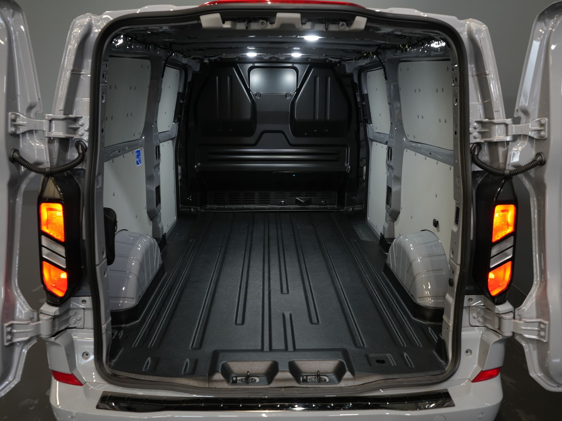 Ford Transit Custom Bestelbus 2.0 TDCI 150 pk L2 Limited BPM VRIJ! (DEMO) Garantie tot 9-29'/ LED/ 2x Schuifdeur/ Stoelverw./ Carplay/ Camera/ PDC/ LMV/ Cruis