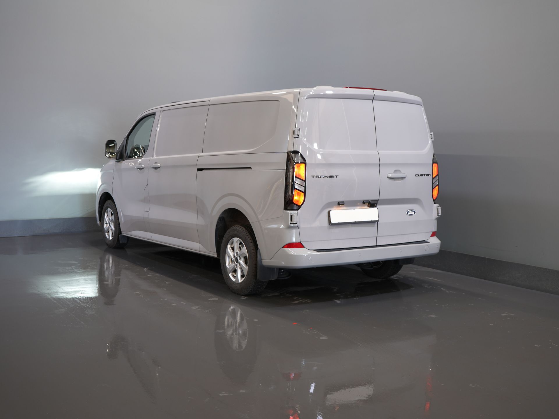 Ford Transit Custom Bestelbus 2.0 TDCI 150 pk L2 Limited BPM VRIJ! (DEMO) Garantie tot 9-29'/ LED/ 2x Schuifdeur/ Stoelverw./ Carplay/ Camera/ PDC/ LMV/ Cruis
