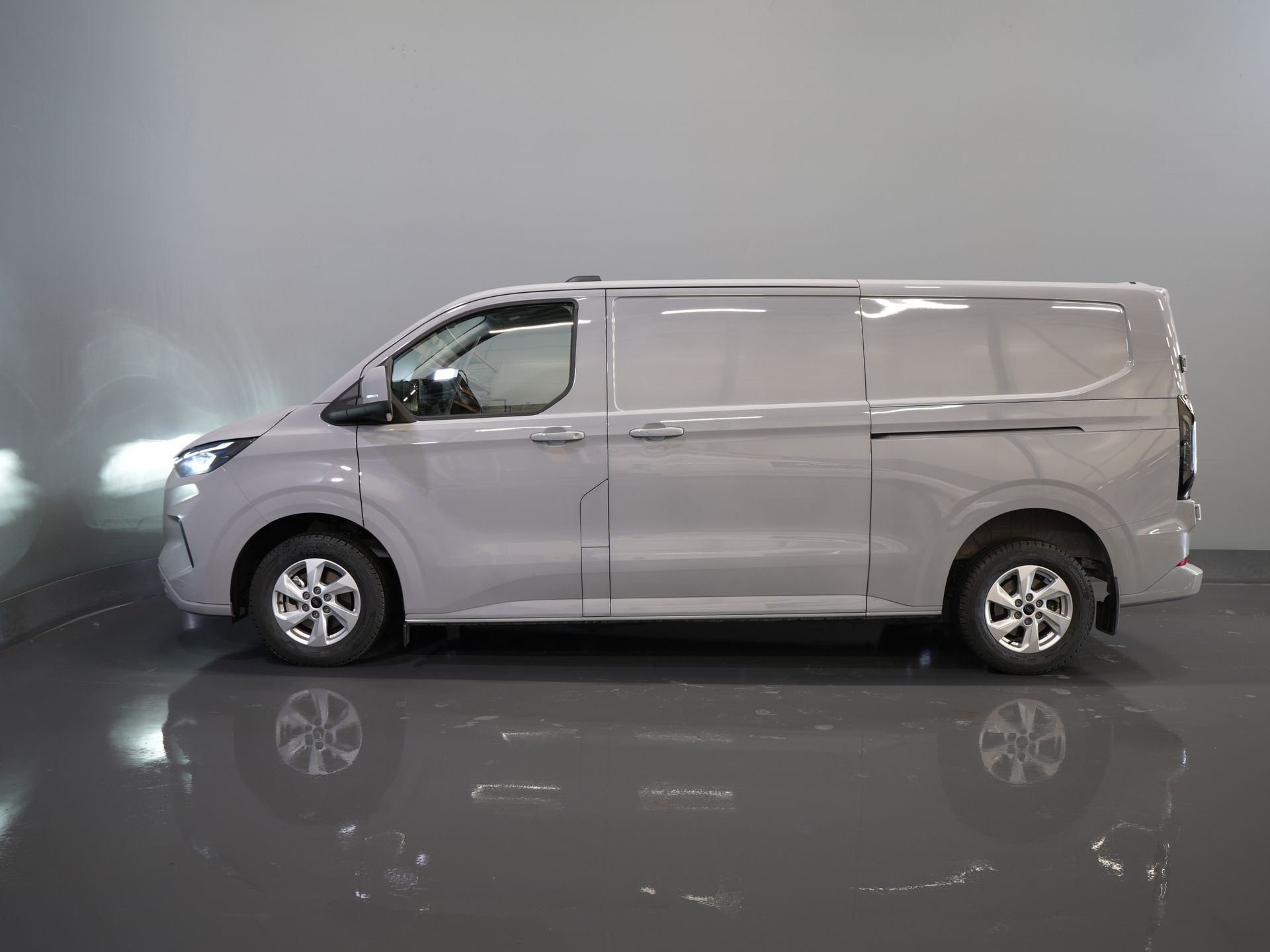 Ford Transit Custom Bestelbus 2.0 TDCI 150 pk L2 Limited BPM VRIJ! (DEMO) Garantie tot 9-29'/ LED/ 2x Schuifdeur/ Stoelverw./ Carplay/ Camera/ PDC/ LMV/ Cruis