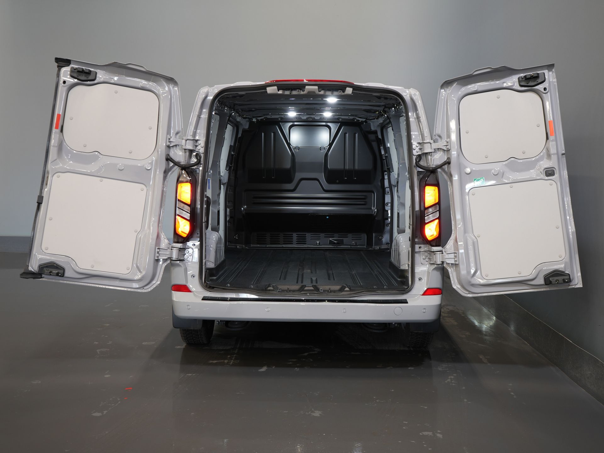 Ford Transit Custom Bestelbus 2.0 TDCI 150 pk L2 Limited BPM VRIJ! (DEMO) Garantie tot 9-29'/ LED/ 2x Schuifdeur/ Stoelverw./ Carplay/ Camera/ PDC/ LMV/ Cruis