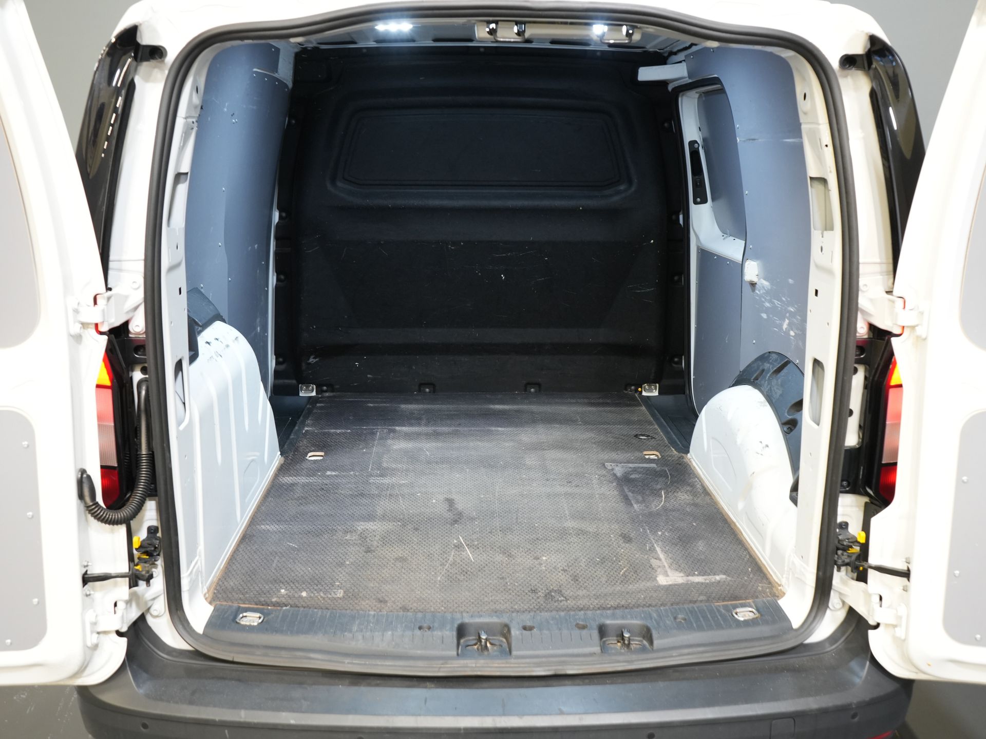 Volkswagen Caddy Cargo Bestelbus 2.0 TDI BPM VRIJ! NL Auto/ Carplay/ Cruise/ Airco/ PDC/ Trekhaak