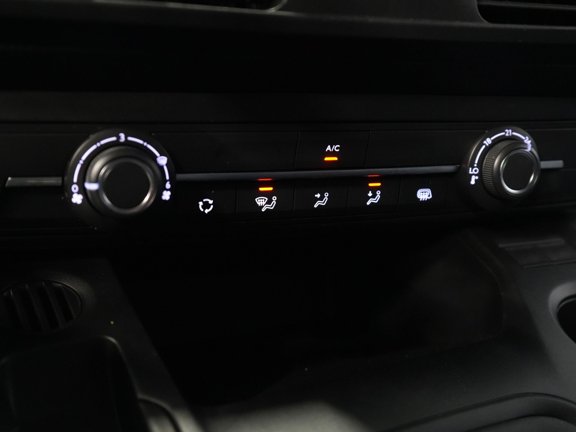 Fiat Doblò Bestelbus 1.5 HDi 100 pk 3 Pers./ CarPlay/ Stoelverw./ Camera/ PDC/ Cruise/ Airco