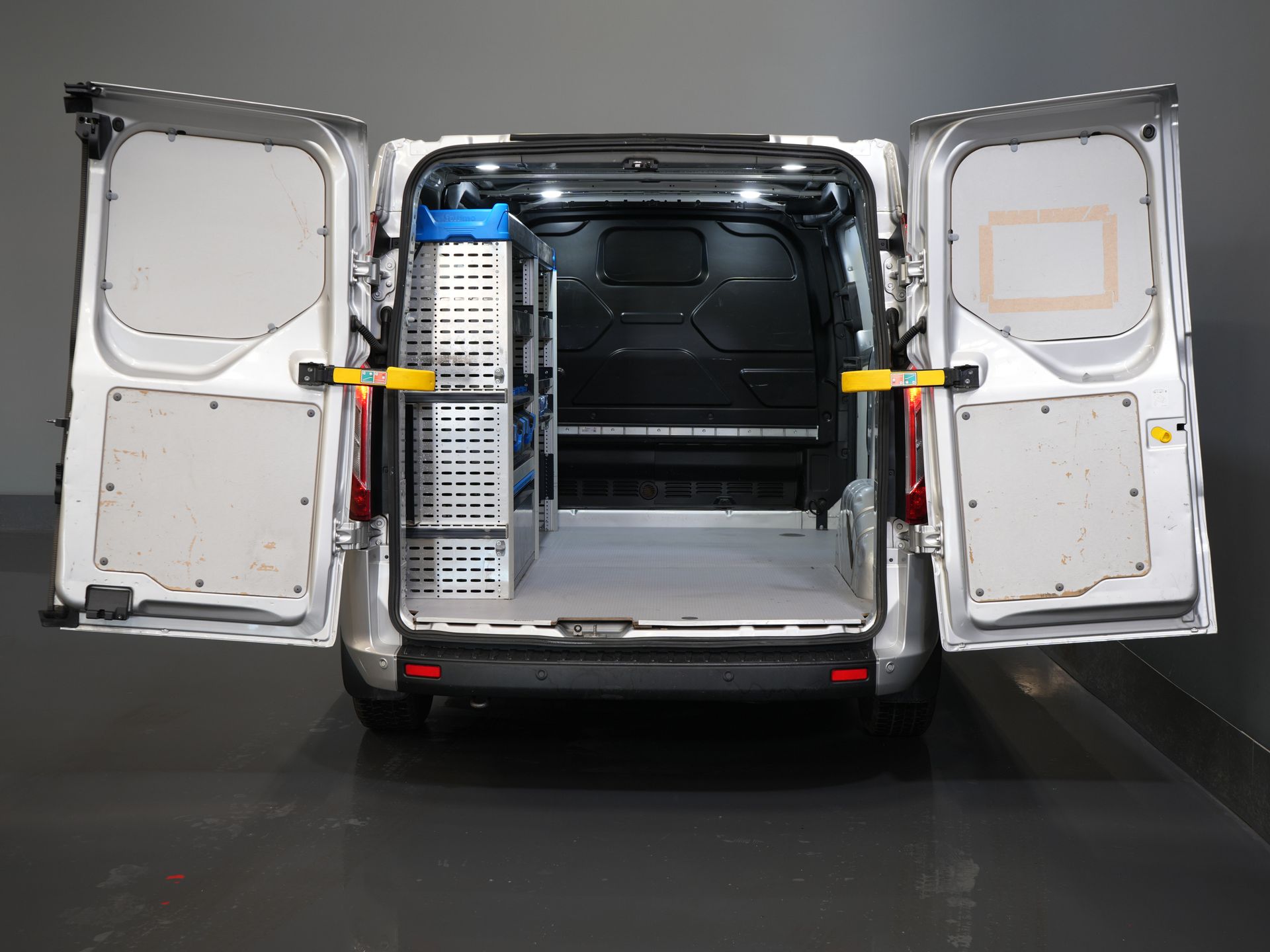 Ford Transit Custom Furgon 2.0 TDCI 130 KM BEZ PODATKU BPM! Sortimo/ Ogrzewanie postojowe/ Podgrzewane fotele/ Carplay/ Kamera/ Nawigacja/ Tempomat