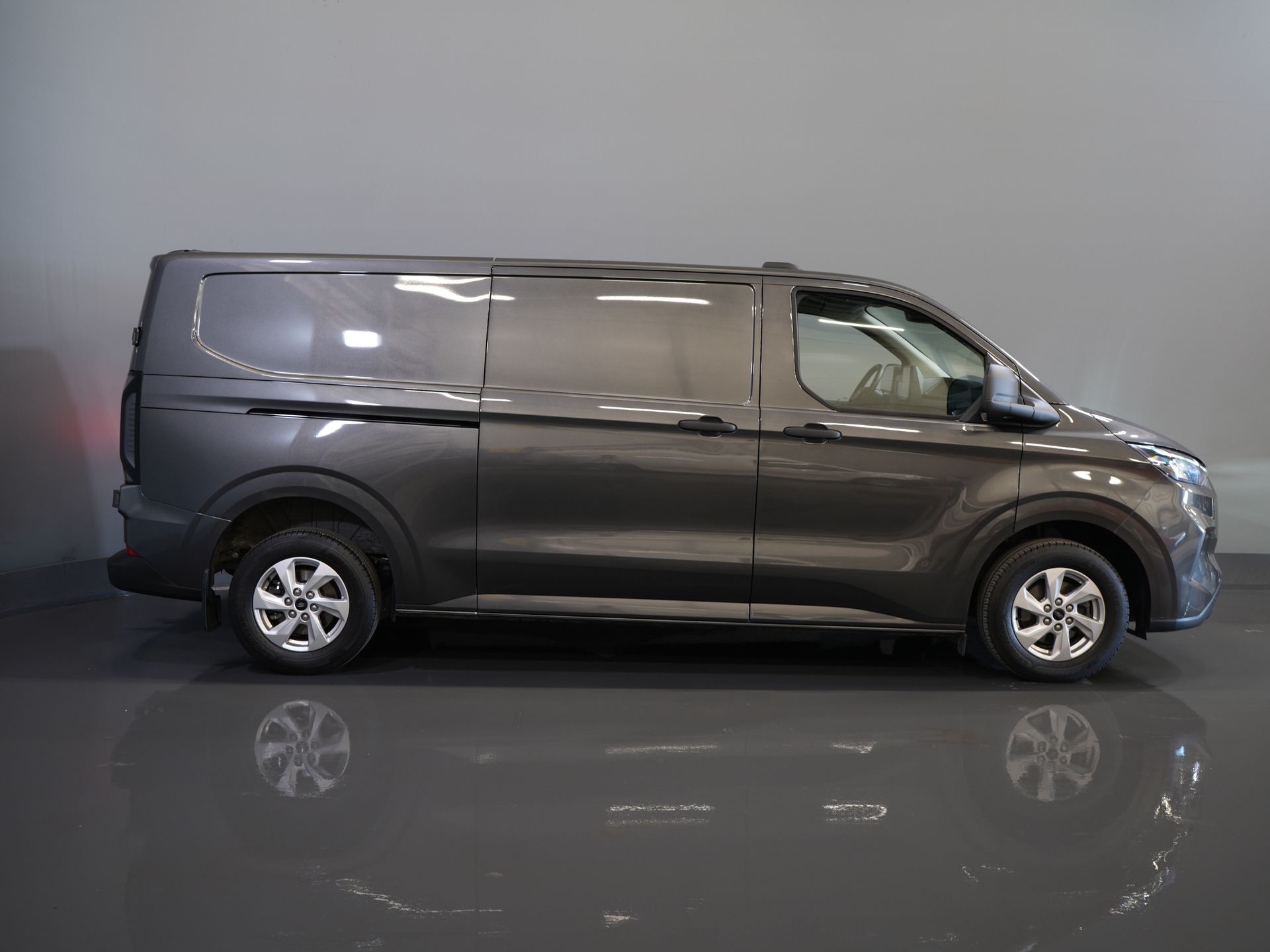 Ford Transit Custom Bestelbus 320 2.0 TDCI 136 pk Aut. L2 Trend BPM VRIJ! Garantie 3-28'/ LED/ Adapt.Cruise/ 2.7t Trekverm./ Carplay/ Camera/ Trekhaak