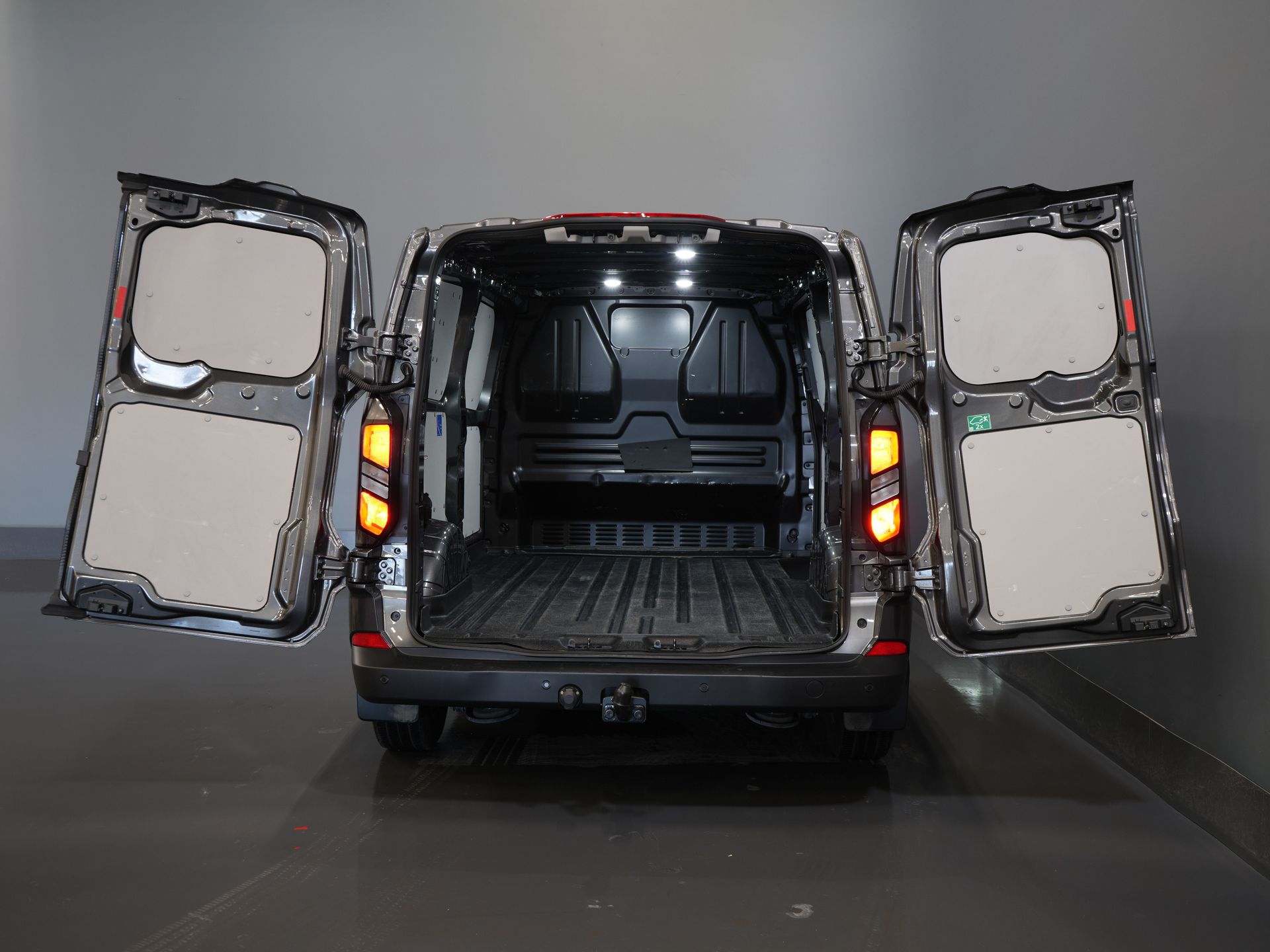 Ford Transit Custom Bestelbus 320 2.0 TDCI 136 pk Aut. L2 Trend BPM VRIJ! Garantie 3-28'/ LED/ Adapt.Cruise/ 2.7t Trekverm./ Carplay/ Camera/ Trekhaak
