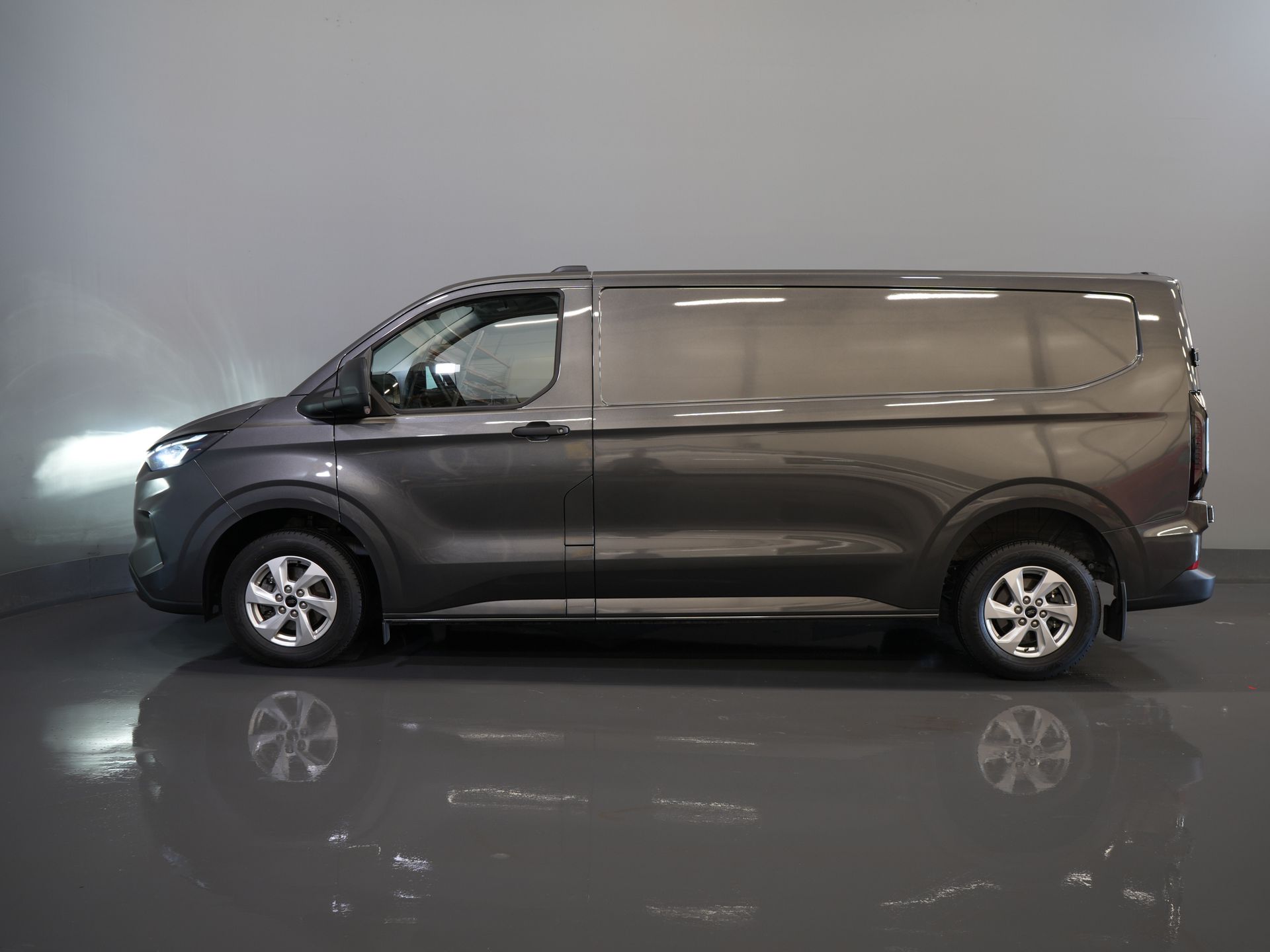 Ford Transit Custom Bestelbus 320 2.0 TDCI 136 pk Aut. L2 Trend BPM VRIJ! Garantie 3-28'/ LED/ Adapt.Cruise/ 2.7t Trekverm./ Carplay/ Camera/ Trekhaak