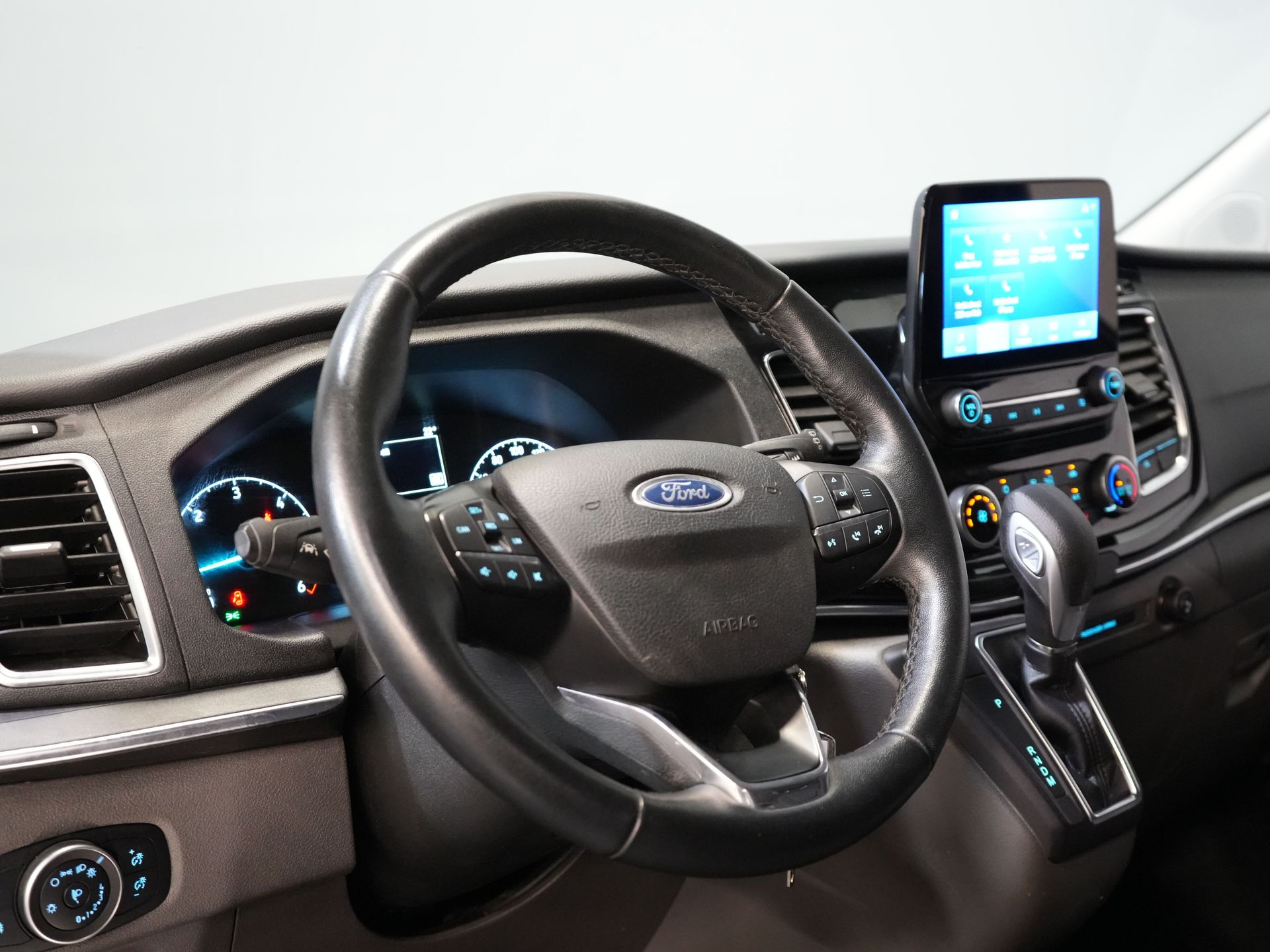 Ford Transit Custom Van 2.0 TDCI 130 к.с. Aut. L2 Trend BPM БЕЗКОШТОВНО! DC Double Cab 2x Розсувні двері / Шкіра / Elek.Seat / Решітка радіатора / Підігрів сидінь / Навігатор / Carpla