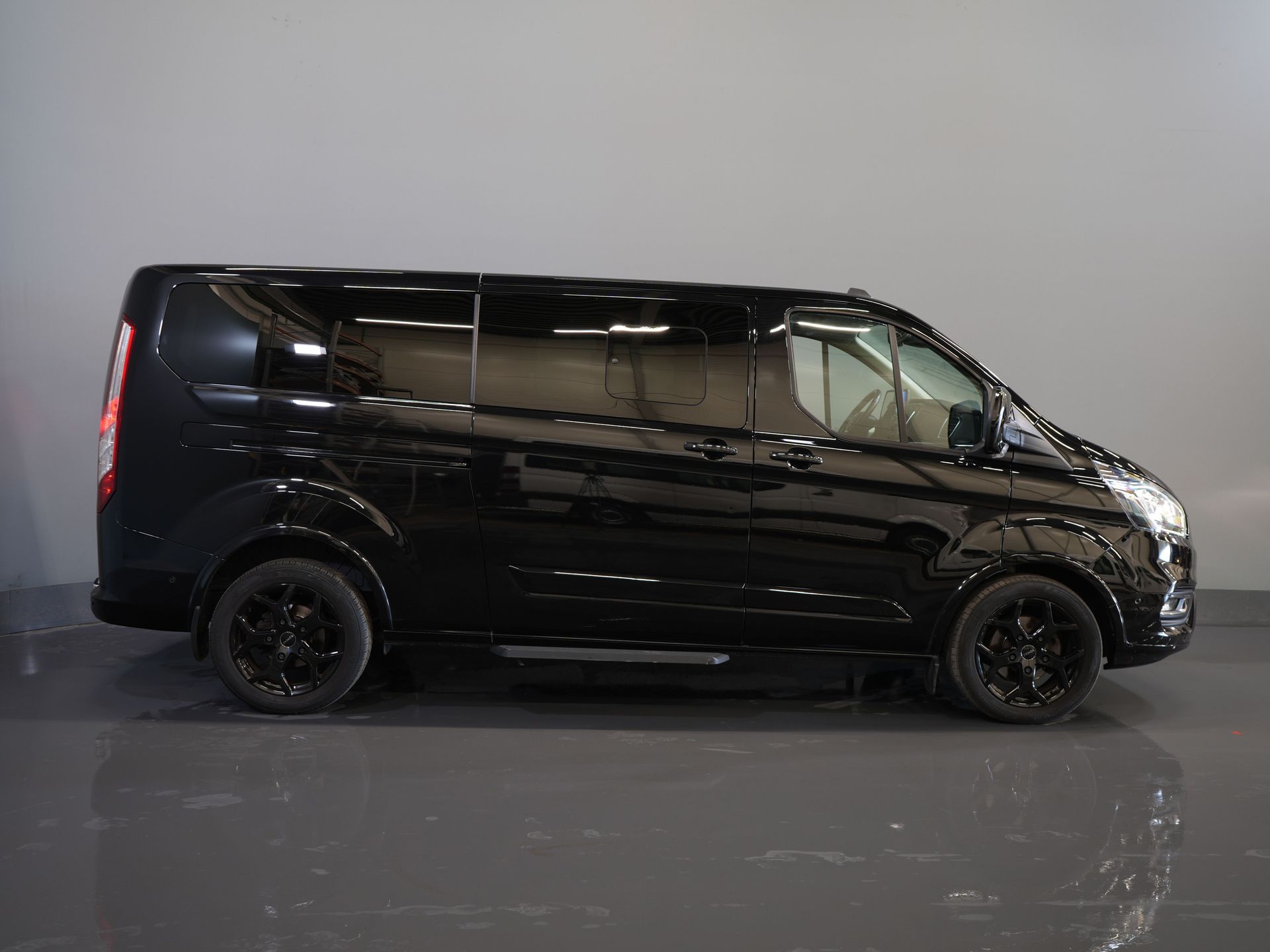 Ford Transit Custom Van 2.0 TDCI 130 к.с. Aut. L2 Trend BPM БЕЗКОШТОВНО! DC Double Cab 2x Розсувні двері / Шкіра / Elek.Seat / Решітка радіатора / Підігрів сидінь / Навігатор / Carpla