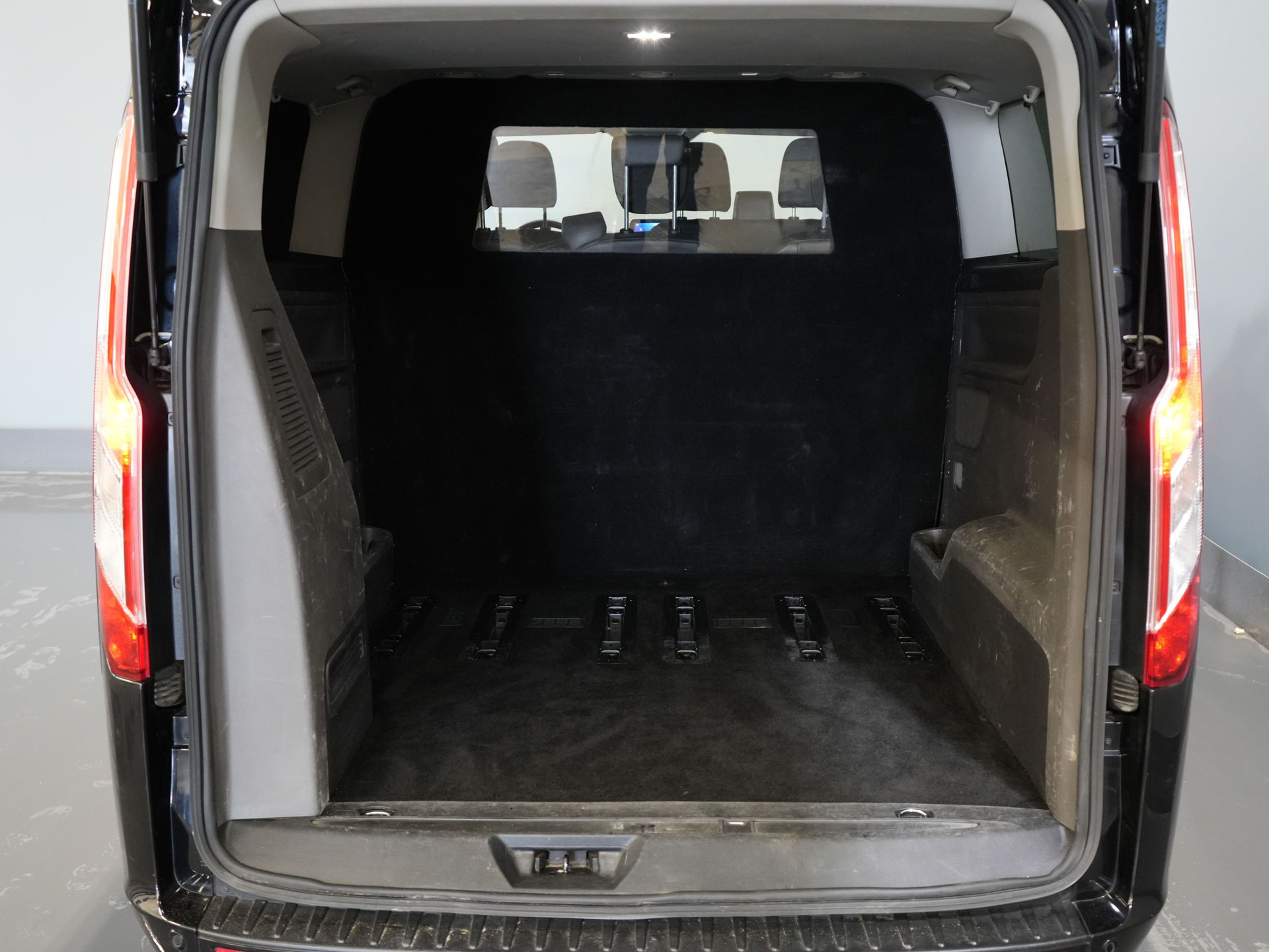 Ford Transit Custom Van 2.0 TDCI 130 к.с. Aut. L2 Trend BPM БЕЗКОШТОВНО! DC Double Cab 2x Розсувні двері / Шкіра / Elek.Seat / Решітка радіатора / Підігрів сидінь / Навігатор / Carpla