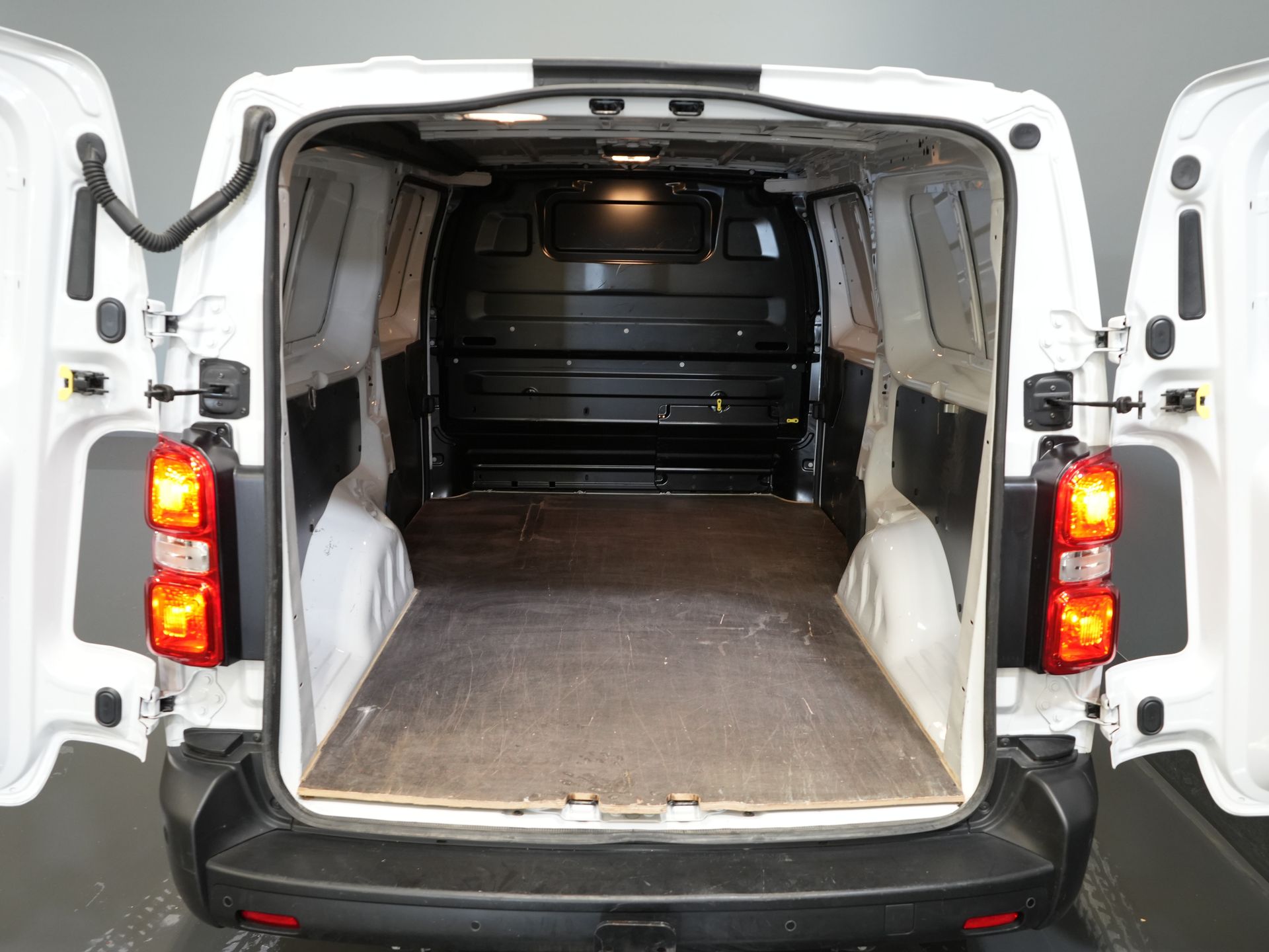 Fiat Scudo Van 2.0 MJ 145 CP Aut. L3 BPM GRATUIT! Adapt.Cruise/ 2xUși glisante/ Încălzire stand/ Încălzire scaune/ Climă/ Carplay/ Keyless/ Cameră/ PDC/ Nav