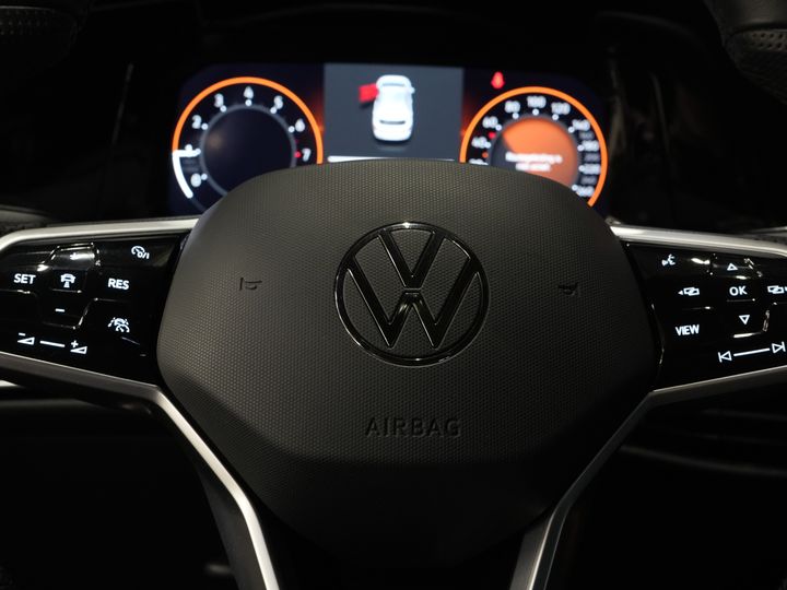 Volkswagen Golf Хетчбек 1.5 eTSI 150 к.с. R-Line (DEMO) NL Авто/ Панорамний/ Адапт.круїз/ Світлодіоди/ Black Pack/ Віртуальний кокпіт/ Кермо/ Carplay/ Seatverw./ Am