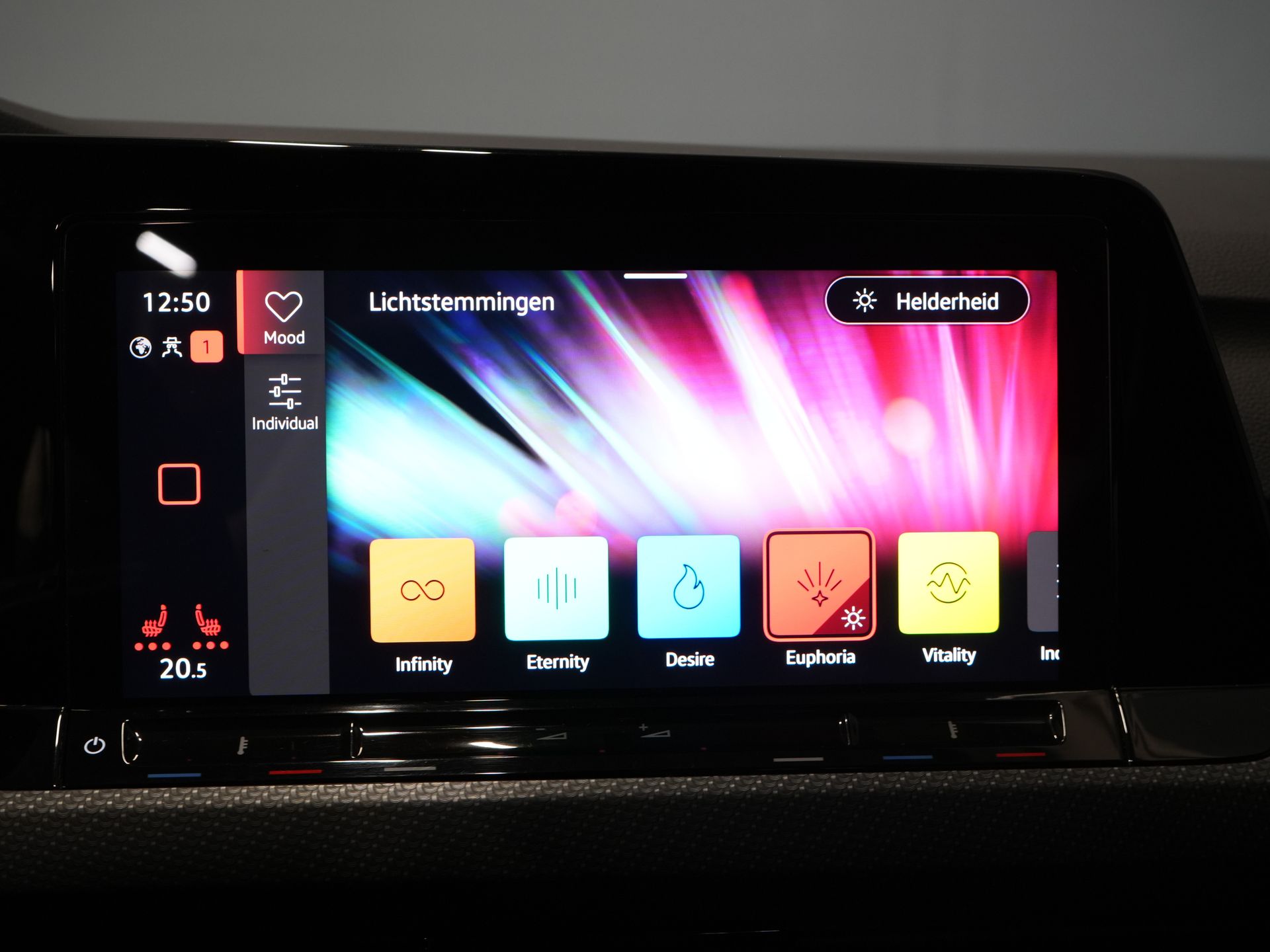 Volkswagen Golf Хетчбек 1.5 eTSI 150 к.с. R-Line (DEMO) NL Авто/ Панорамний/ Адапт.круїз/ Світлодіоди/ Black Pack/ Віртуальний кокпіт/ Кермо/ Carplay/ Seatverw./ Am