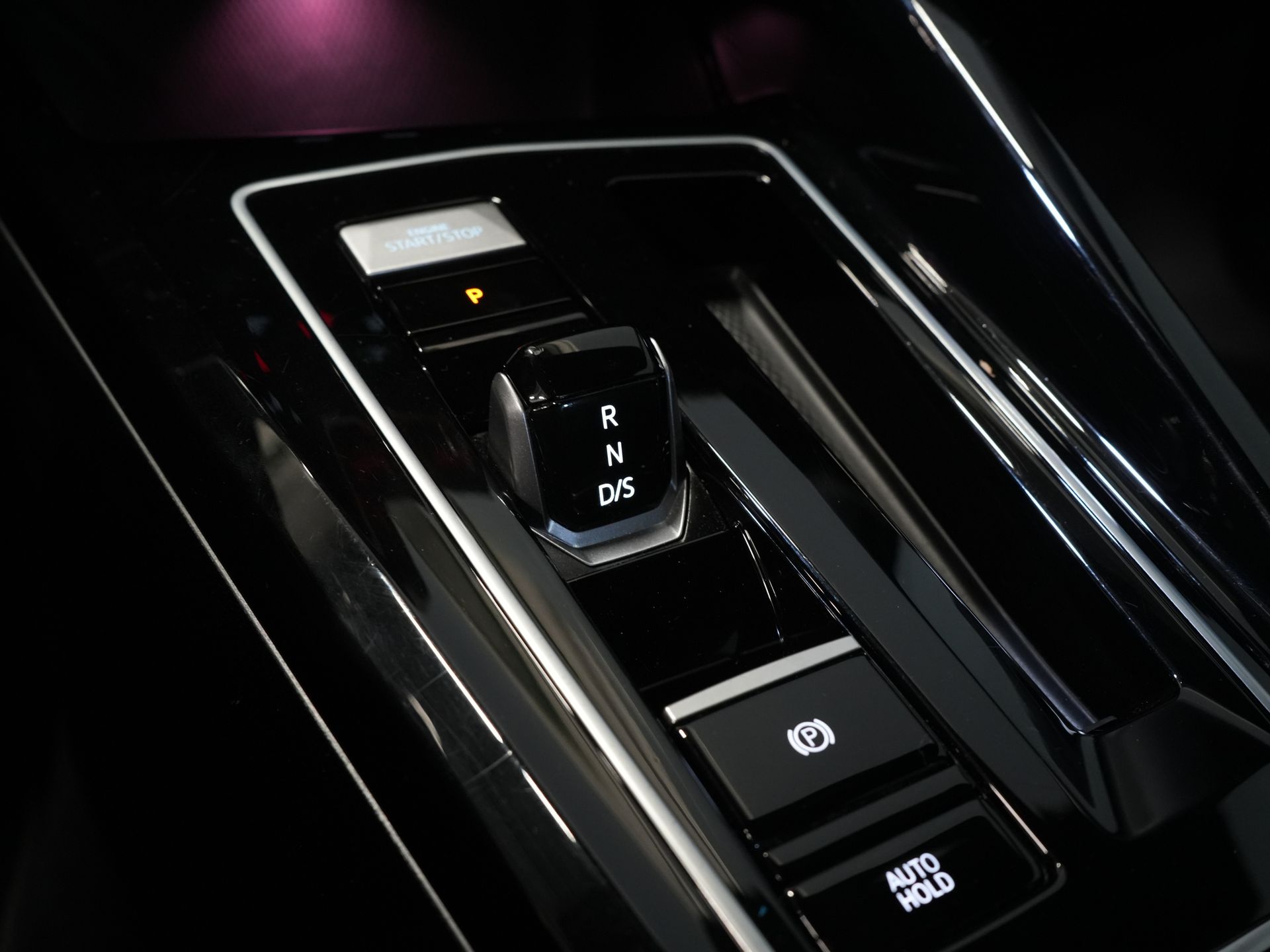 Volkswagen Golf Хетчбек 1.5 eTSI 150 к.с. R-Line (DEMO) NL Авто/ Панорамний/ Адапт.круїз/ Світлодіоди/ Black Pack/ Віртуальний кокпіт/ Кермо/ Carplay/ Seatverw./ Am