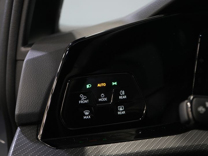 Volkswagen Golf Хетчбек 1.5 eTSI 150 к.с. R-Line (DEMO) NL Авто/ Панорамний/ Адапт.круїз/ Світлодіоди/ Black Pack/ Віртуальний кокпіт/ Кермо/ Carplay/ Seatverw./ Am