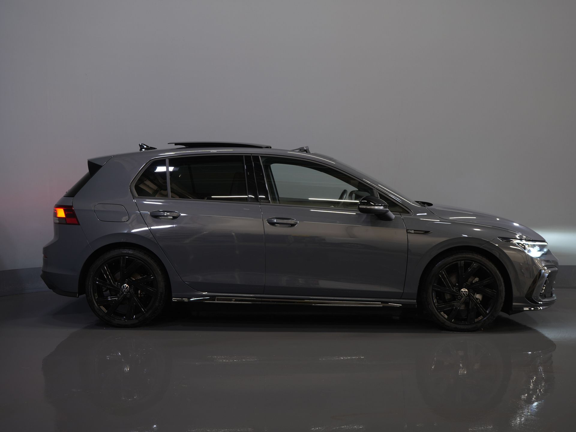 Volkswagen Golf Хетчбек 1.5 eTSI 150 к.с. R-Line (DEMO) NL Авто/ Панорамний/ Адапт.круїз/ Світлодіоди/ Black Pack/ Віртуальний кокпіт/ Кермо/ Carplay/ Seatverw./ Am