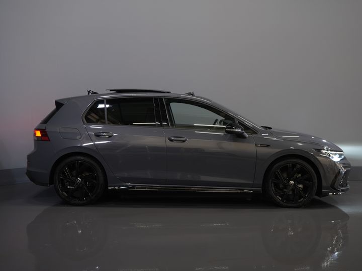 Volkswagen Golf Хетчбек 1.5 eTSI 150 к.с. R-Line (DEMO) NL Авто/ Панорамний/ Адапт.круїз/ Світлодіоди/ Black Pack/ Віртуальний кокпіт/ Кермо/ Carplay/ Seatverw./ Am