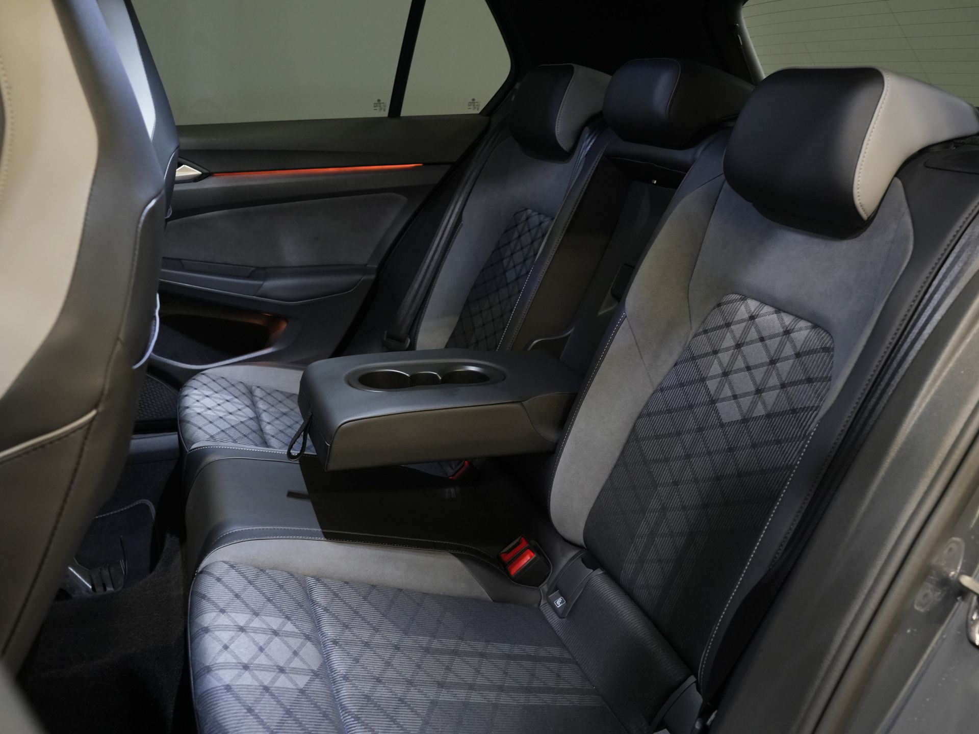 Volkswagen Golf Хетчбек 1.5 eTSI 150 к.с. R-Line (DEMO) NL Авто/ Панорамний/ Адапт.круїз/ Світлодіоди/ Black Pack/ Віртуальний кокпіт/ Кермо/ Carplay/ Seatverw./ Am