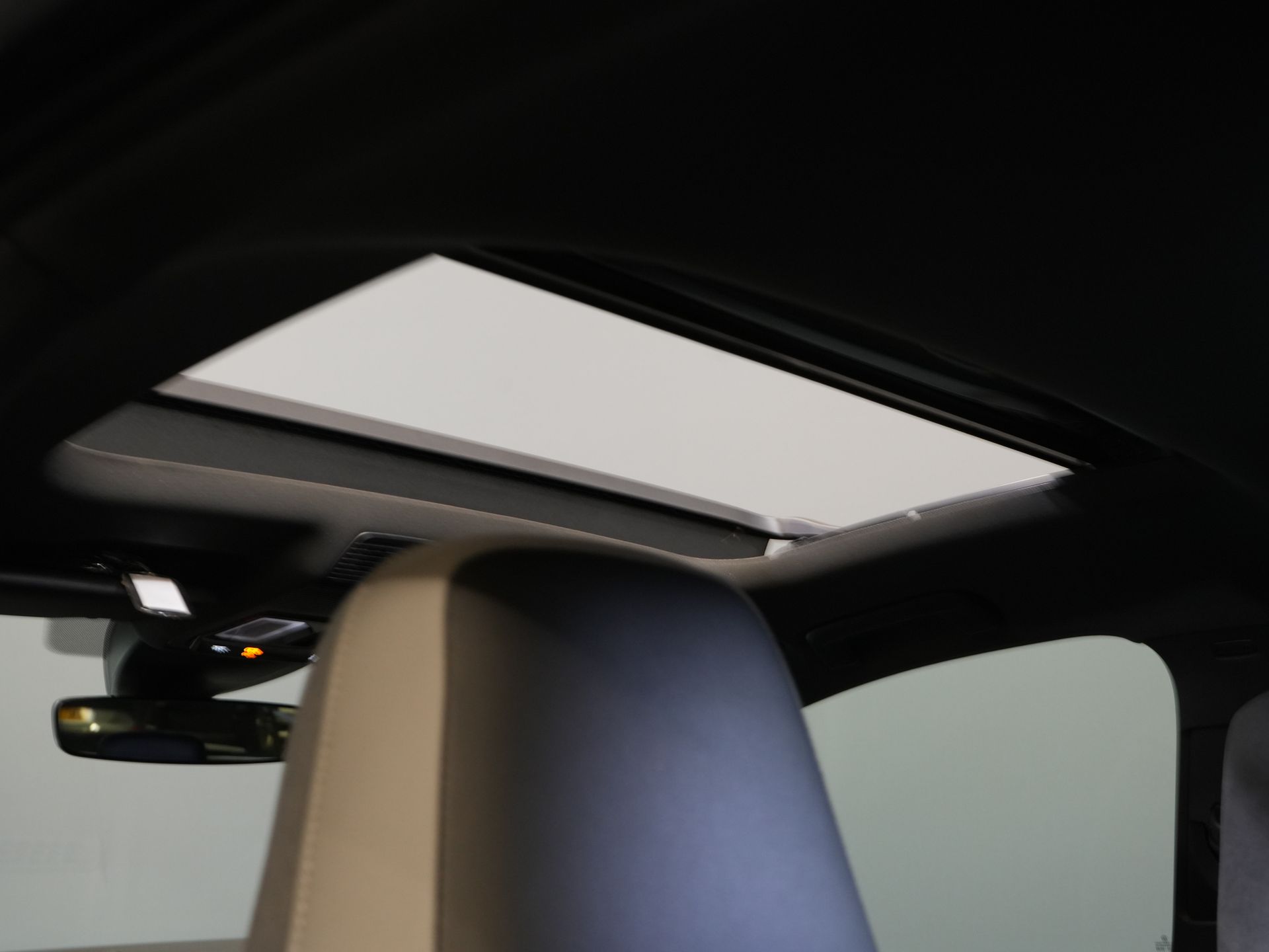 Volkswagen Golf Хетчбек 1.5 eTSI 150 к.с. R-Line (DEMO) NL Авто/ Панорамний/ Адапт.круїз/ Світлодіоди/ Black Pack/ Віртуальний кокпіт/ Кермо/ Carplay/ Seatverw./ Am