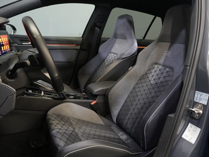 Volkswagen Golf Хетчбек 1.5 eTSI 150 к.с. R-Line (DEMO) NL Авто/ Панорамний/ Адапт.круїз/ Світлодіоди/ Black Pack/ Віртуальний кокпіт/ Кермо/ Carplay/ Seatverw./ Am