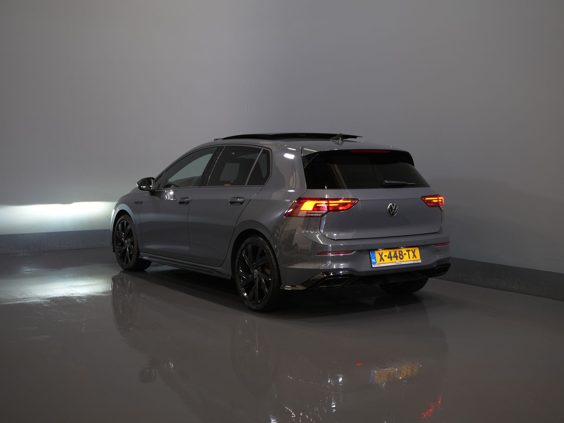 Volkswagen Golf Хетчбек 1.5 eTSI 150 к.с. R-Line (DEMO) NL Авто/ Панорамний/ Адапт.круїз/ Світлодіоди/ Black Pack/ Віртуальний кокпіт/ Кермо/ Carplay/ Seatverw./ Am