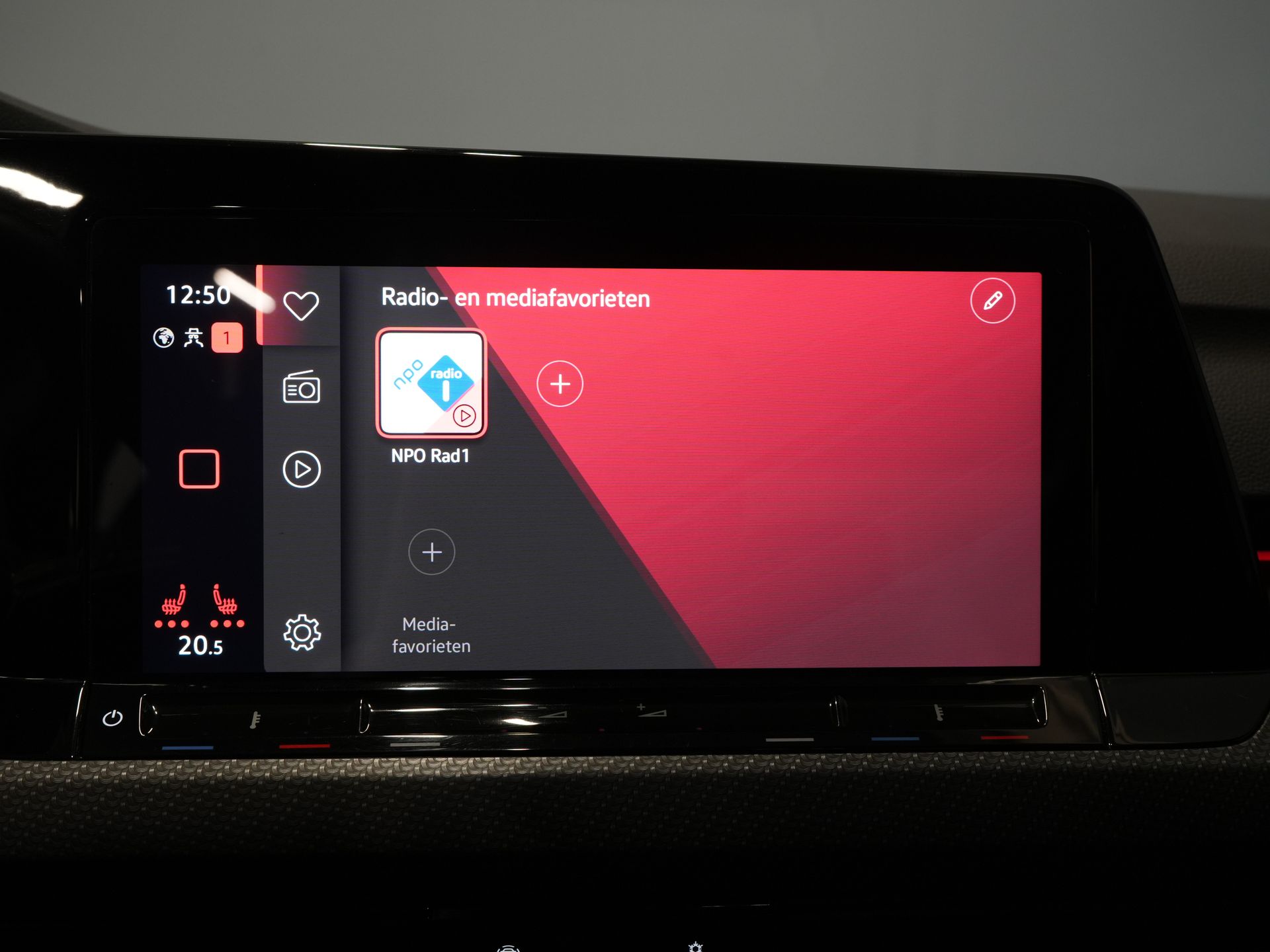 Volkswagen Golf Хетчбек 1.5 eTSI 150 к.с. R-Line (DEMO) NL Авто/ Панорамний/ Адапт.круїз/ Світлодіоди/ Black Pack/ Віртуальний кокпіт/ Кермо/ Carplay/ Seatverw./ Am