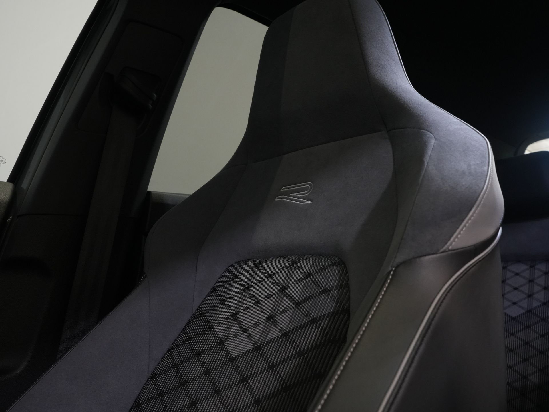 Volkswagen Golf Хетчбек 1.5 eTSI 150 к.с. R-Line (DEMO) NL Авто/ Панорамний/ Адапт.круїз/ Світлодіоди/ Black Pack/ Віртуальний кокпіт/ Кермо/ Carplay/ Seatverw./ Am