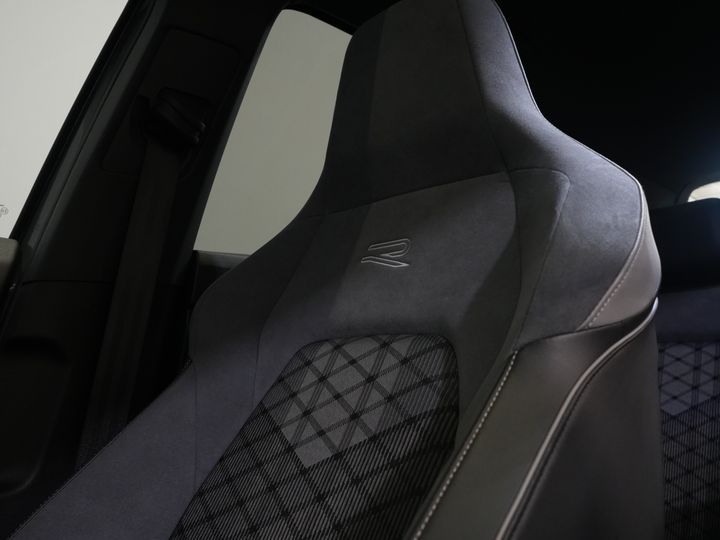 Volkswagen Golf Хетчбек 1.5 eTSI 150 к.с. R-Line (DEMO) NL Авто/ Панорамний/ Адапт.круїз/ Світлодіоди/ Black Pack/ Віртуальний кокпіт/ Кермо/ Carplay/ Seatverw./ Am