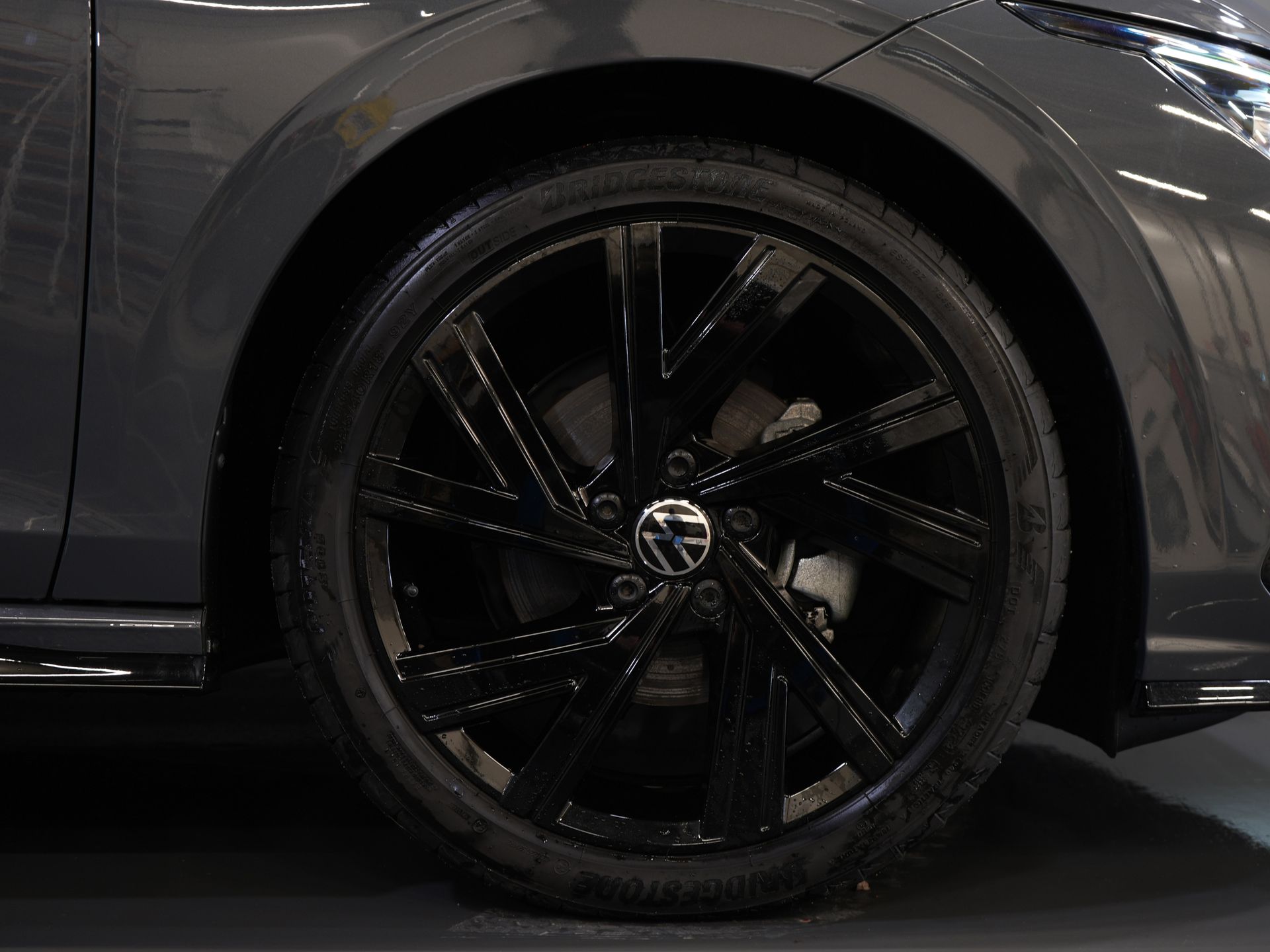 Volkswagen Golf Хетчбек 1.5 eTSI 150 к.с. R-Line (DEMO) NL Авто/ Панорамний/ Адапт.круїз/ Світлодіоди/ Black Pack/ Віртуальний кокпіт/ Кермо/ Carplay/ Seatverw./ Am