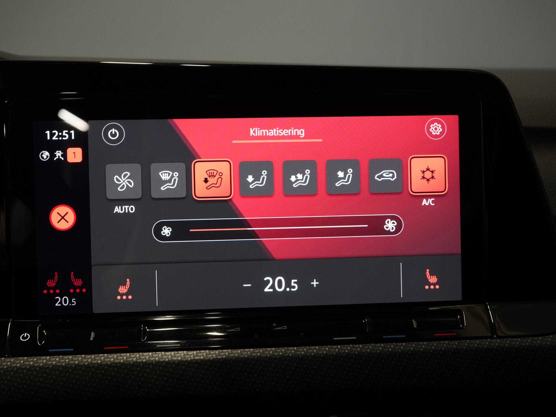 Volkswagen Golf Хетчбек 1.5 eTSI 150 к.с. R-Line (DEMO) NL Авто/ Панорамний/ Адапт.круїз/ Світлодіоди/ Black Pack/ Віртуальний кокпіт/ Кермо/ Carplay/ Seatverw./ Am