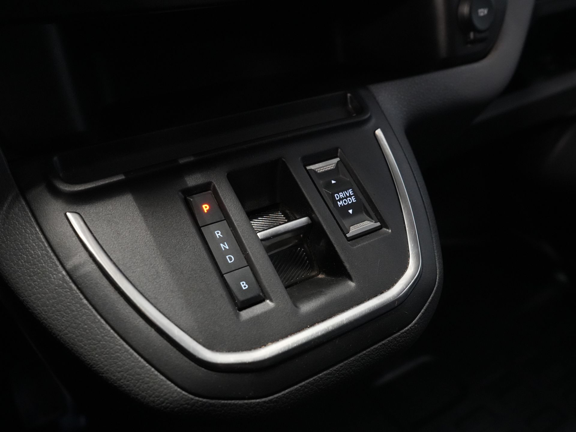 Peugeot e-Expert Bestelbus Premium 50 kWh 230 km WLTP Snellader/ Elek.dakventilator/ Navi/ Carplay/ Camera/ PDC/ Cruise/ Airco