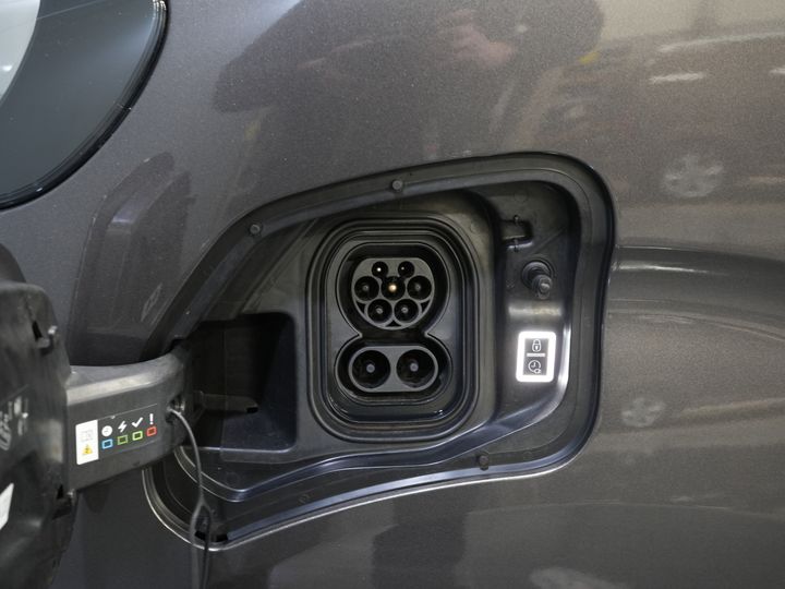 Peugeot e-Expert Bestelbus Premium 50 kWh 230 km WLTP Snellader/ Elek.dakventilator/ Navi/ Carplay/ Camera/ PDC/ Cruise/ Airco