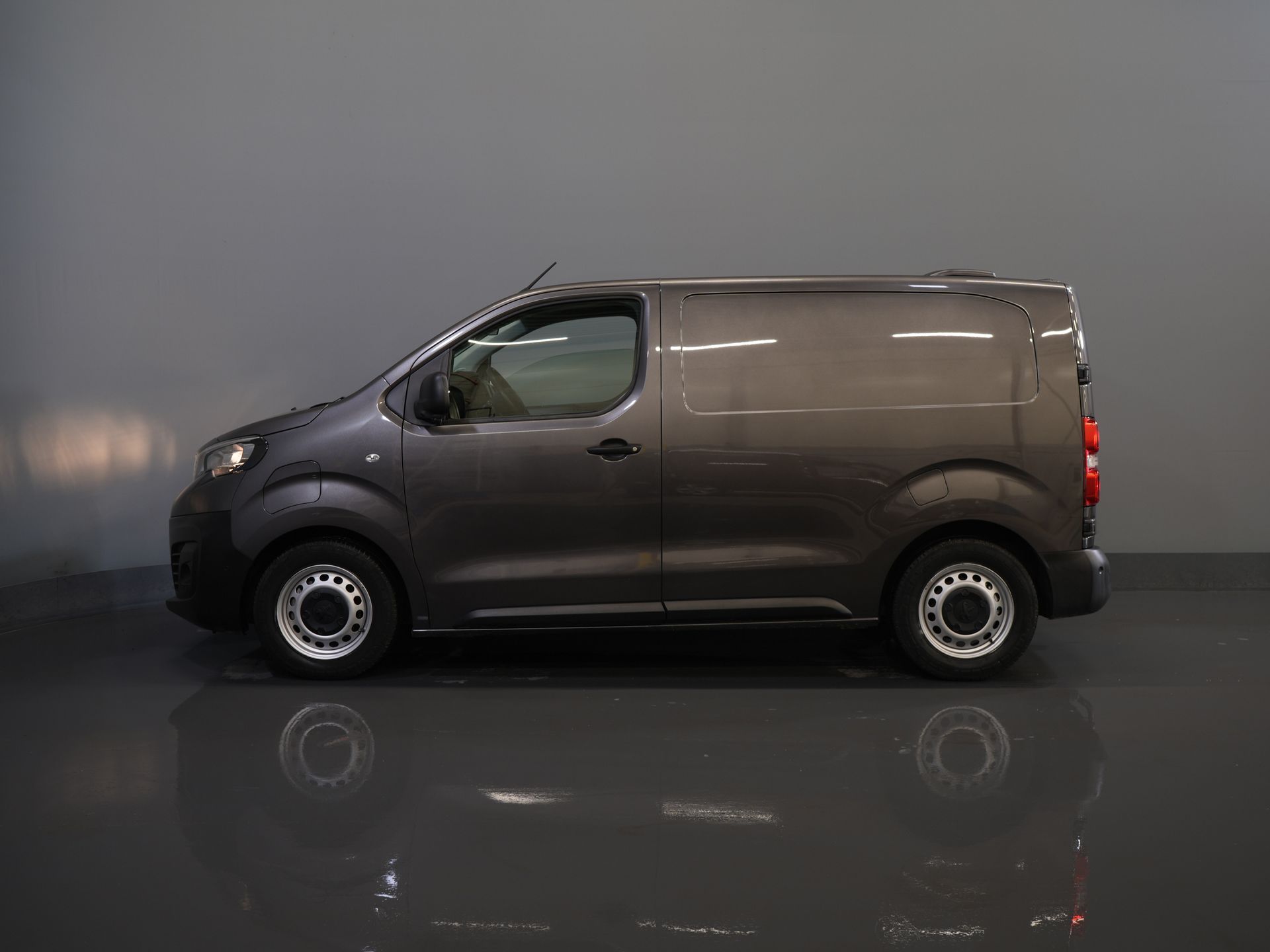 Peugeot e-Expert Bestelbus Premium 50 kWh 230 km WLTP Snellader/ Elek.dakventilator/ Navi/ Carplay/ Camera/ PDC/ Cruise/ Airco