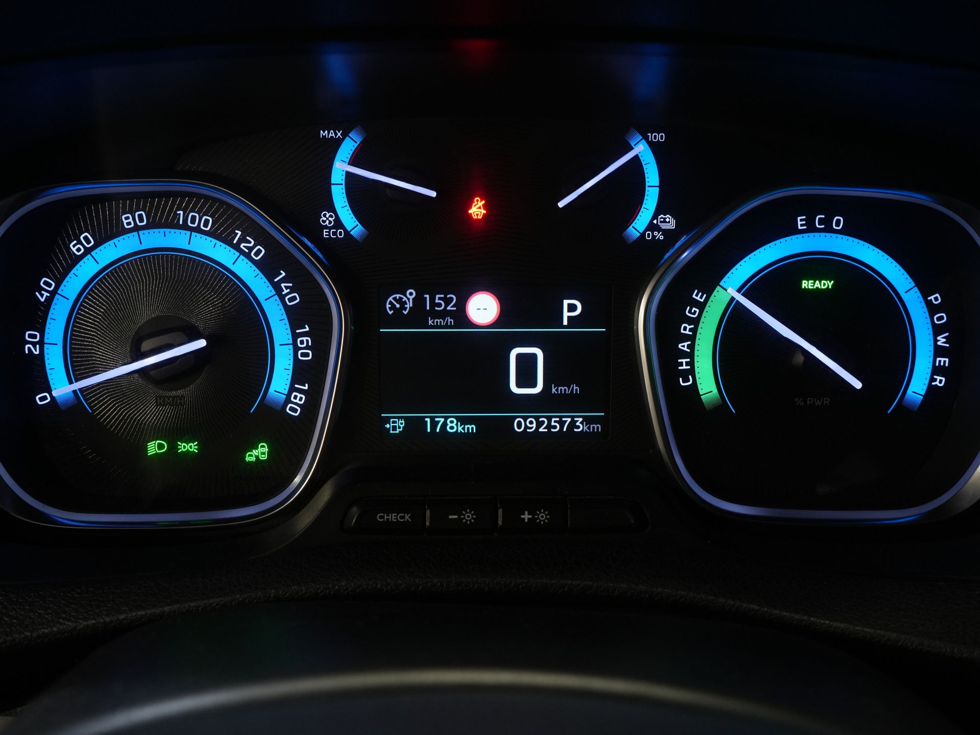 Peugeot e-Expert Bestelbus Premium 50 kWh 230 km WLTP Snellader/ Elek.dakventilator/ Navi/ Carplay/ Camera/ PDC/ Cruise/ Airco