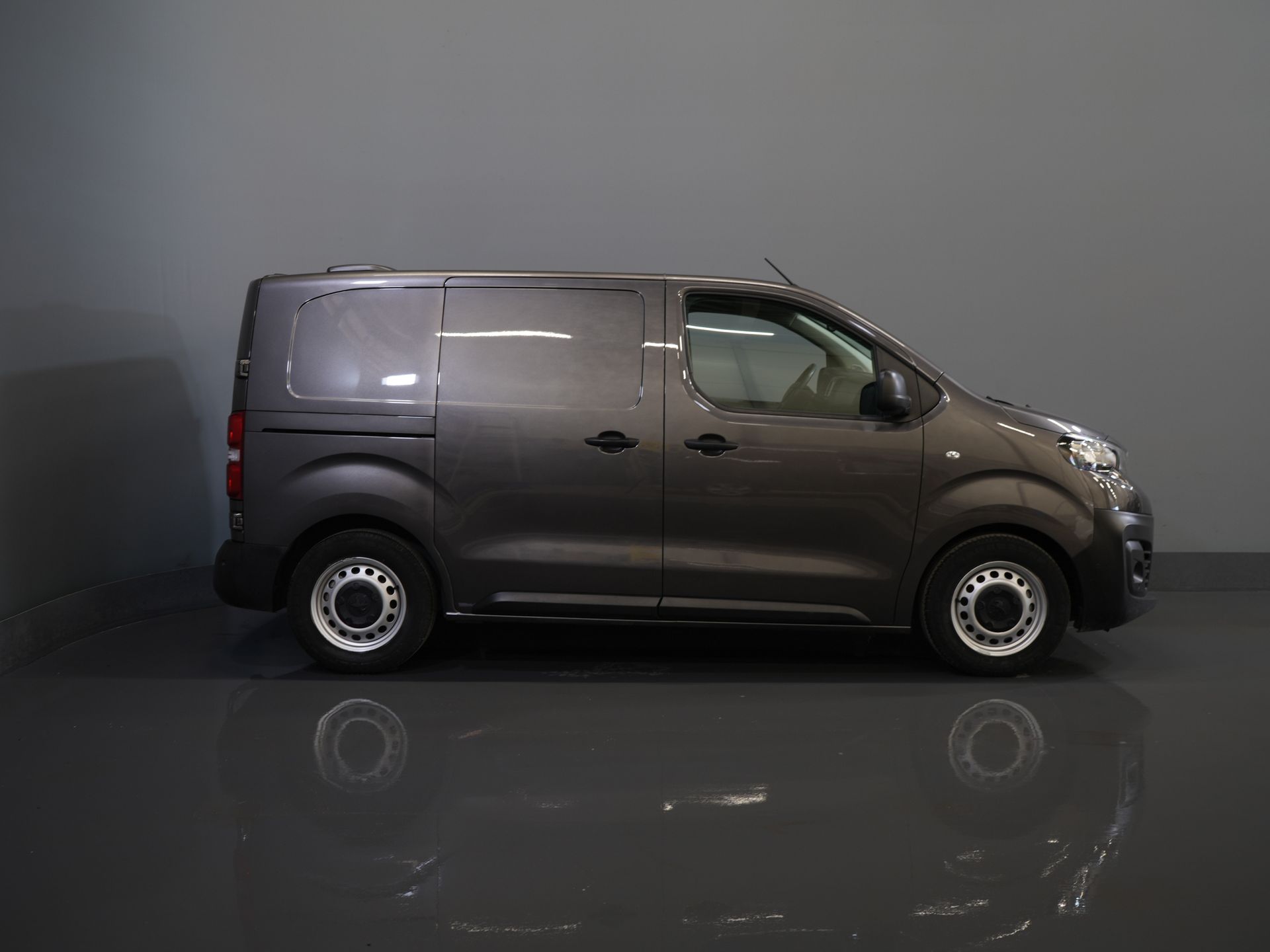 Peugeot e-Expert Bestelbus Premium 50 kWh 230 km WLTP Snellader/ Elek.dakventilator/ Navi/ Carplay/ Camera/ PDC/ Cruise/ Airco