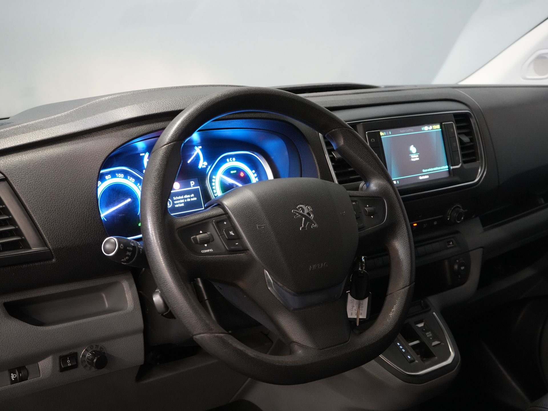 Peugeot e-Expert Bestelbus Premium 50 kWh 230 km WLTP Snellader/ Elek.dakventilator/ Navi/ Carplay/ Camera/ PDC/ Cruise/ Airco