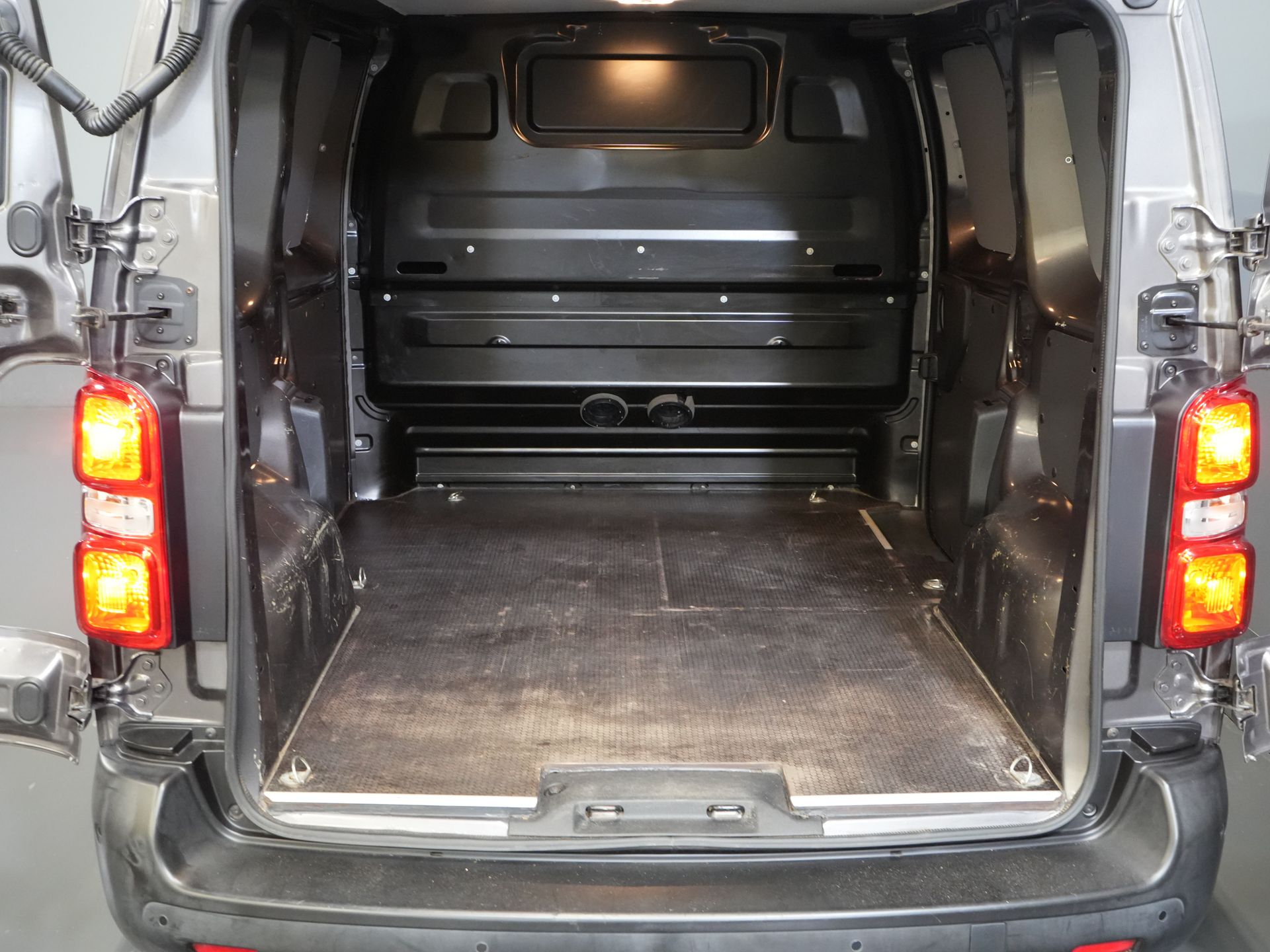 Peugeot e-Expert Bestelbus Premium 50 kWh 230 km WLTP Snellader/ Elek.dakventilator/ Navi/ Carplay/ Camera/ PDC/ Cruise/ Airco